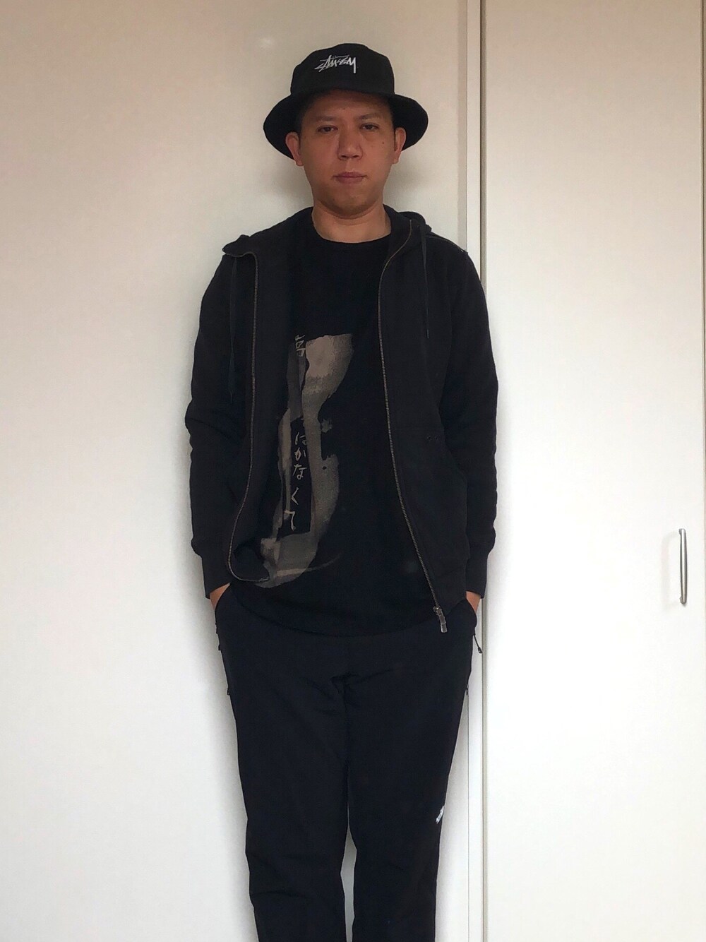 「おうちファッション、帽子、パーカー」｜「STUSSYのアイテム（ハット、ブラック系）」を使った、mizsyさん（メンズ・172cm）の春コーディネートの1枚目の写真