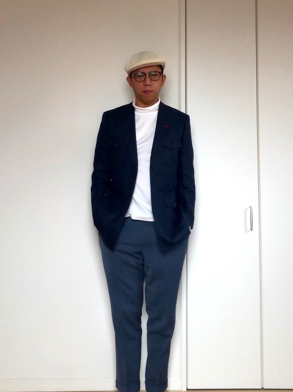 「休日スタイル、ジャケット、帽子、めがね、帽子×メガネ、デート」｜「KANGOLのアイテム（ハンチング/ベレー帽、ホワイト系）」を使った、mizsyさん（メンズ・172cm）の春コーディネートの1枚目の写真