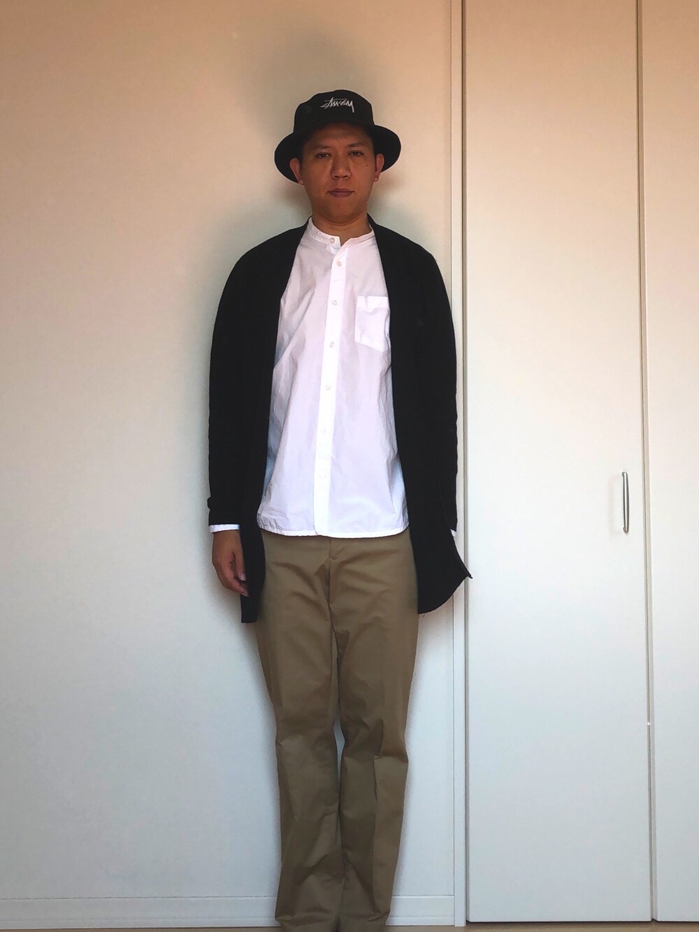 「白シャツ、シンプルコーデ、モノトーン、帽子」｜「STUSSYのアイテム（ハット、ブラック系）」を使った、mizsyさん（メンズ・172cm）の春コーディネートの1枚目の写真