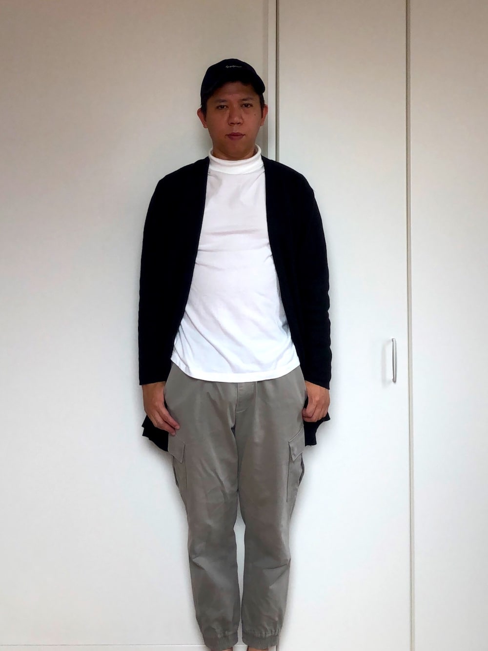 「モノトーン、カーディガン、ニューエラ、シンプル」｜「Yohji Yamamoto POUR HOMMEのNEW ERA別注（キャップ、ブルー系）」を使った、mizsyさん（メンズ・172cm）の春コーディネートの1枚目の写真