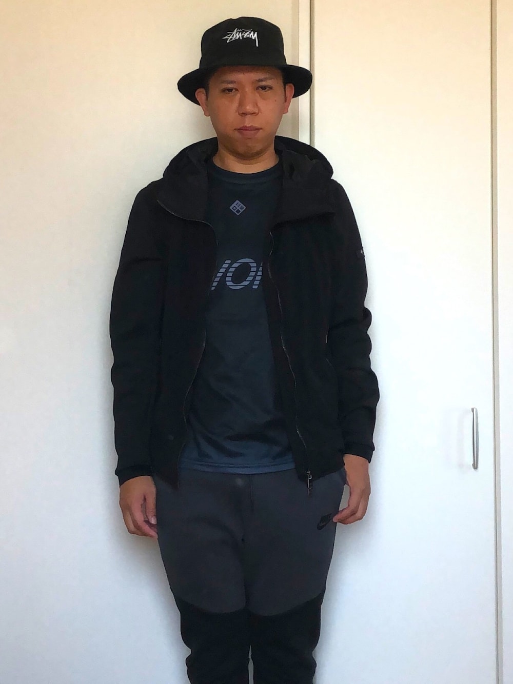 「バケットハット、ハット、モノトーン、スポーツミックス、シンプル」｜「STUSSYのアイテム（ハット、ブラック系）」を使った、mizsyさん（メンズ・172cm）の春コーディネートの1枚目の写真