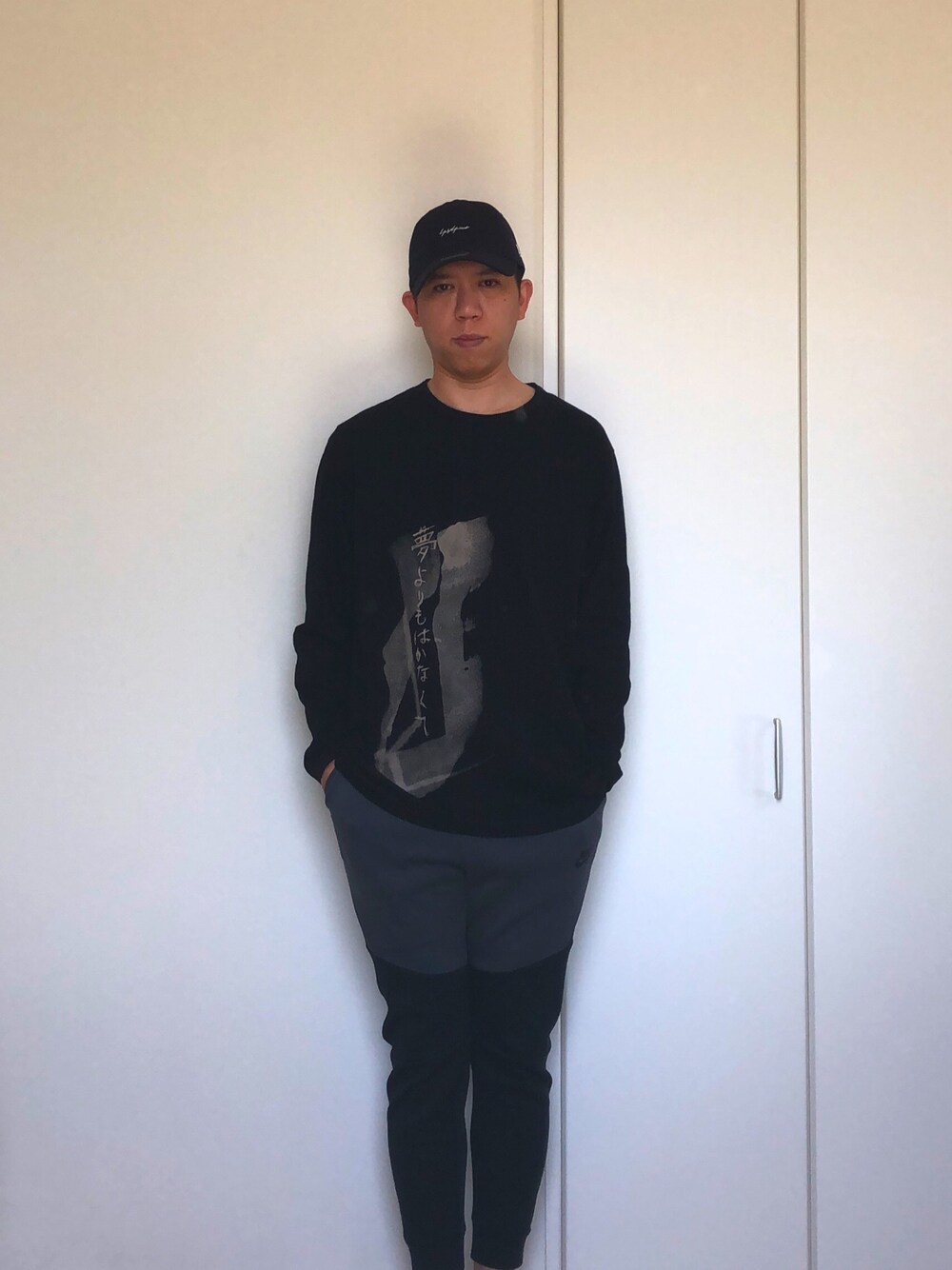 「帽子、ジョガーパンツ、ロンT」｜「Yohji Yamamoto POUR HOMMEのNEW ERA別注（キャップ、ブルー系）」を使った、mizsyさん（メンズ・172cm）の春コーディネートの1枚目の写真
