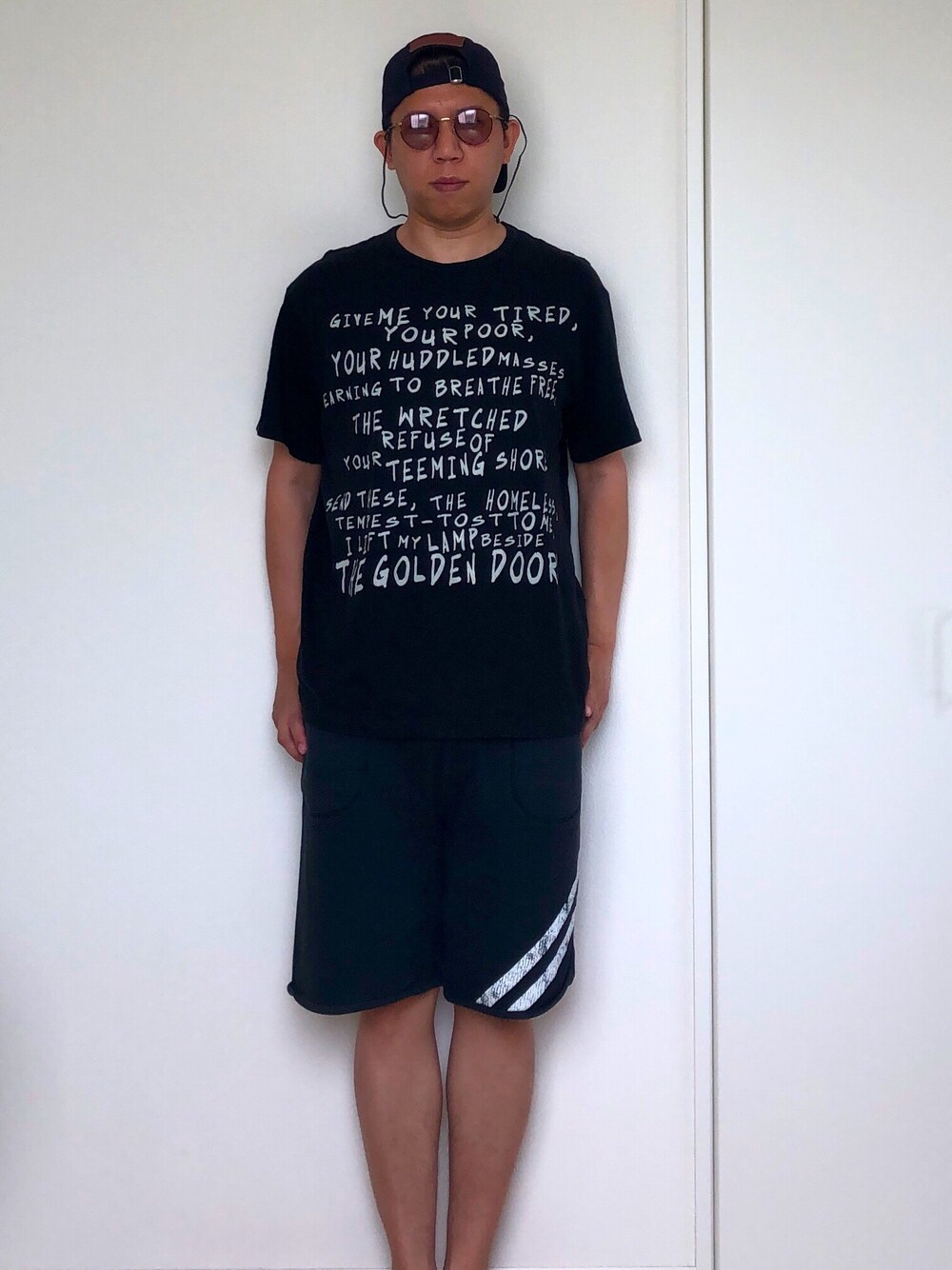 「帽子、キャップ、サングラス、Tシャツ、ショートパンツ、黒」｜「Yohji Yamamoto POUR HOMMEのNEW ERA別注（キャップ、ブルー系）」を使った、mizsyさん（メンズ・172cm）の夏コーディネートの1枚目の写真