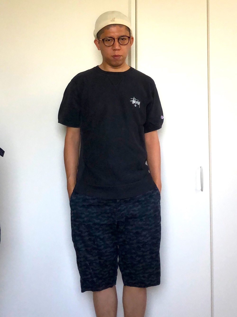 「帽子、めがね、帽子×メガネ、Champion、黒」｜「KANGOLのアイテム（ハンチング/ベレー帽、ホワイト系）」を使った、mizsyさん（メンズ・172cm）の夏コーディネートの1枚目の写真