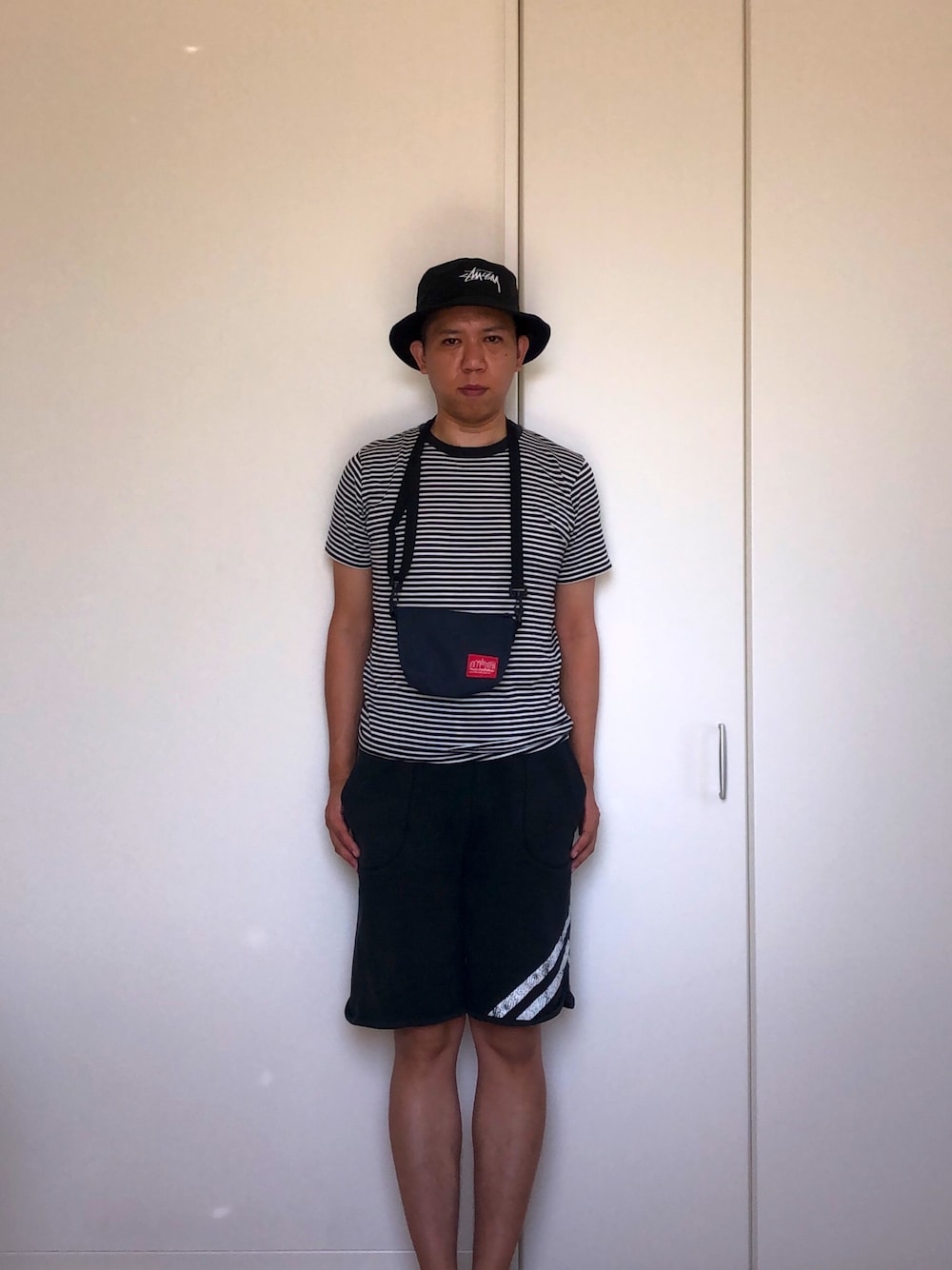 「ハット、サコッシュ、ボーダー、ショートパンツ」｜「STUSSYのアイテム（ハット、ブラック系）」を使った、mizsyさん（メンズ・172cm）の夏コーディネートの1枚目の写真