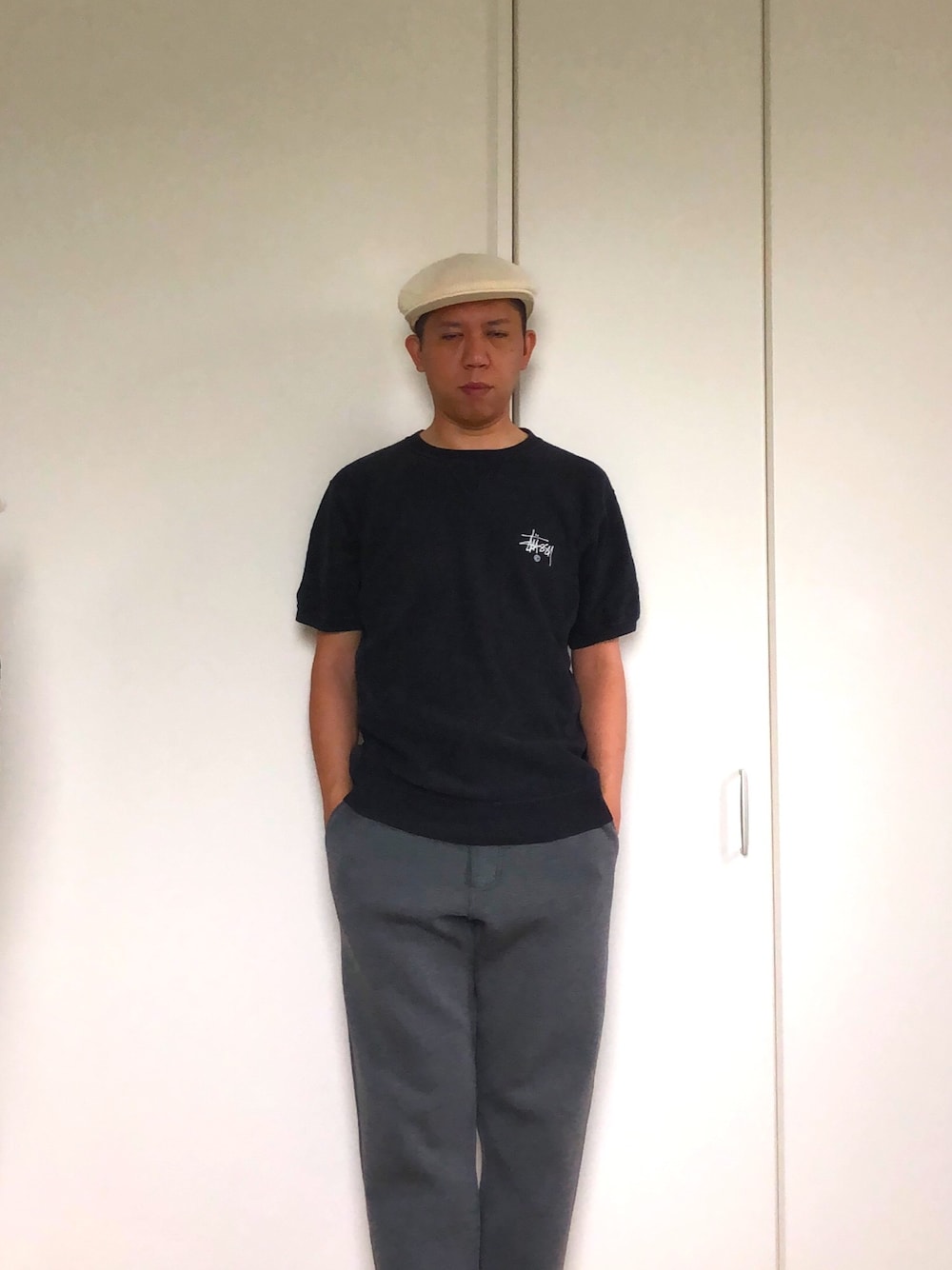 「モノトーン、ロゴT、スウェットパンツ、帽子、ハンチング」｜「KANGOLのアイテム（ハンチング/ベレー帽、ホワイト系）」を使った、mizsyさん（メンズ・172cm）の夏コーディネートの1枚目の写真