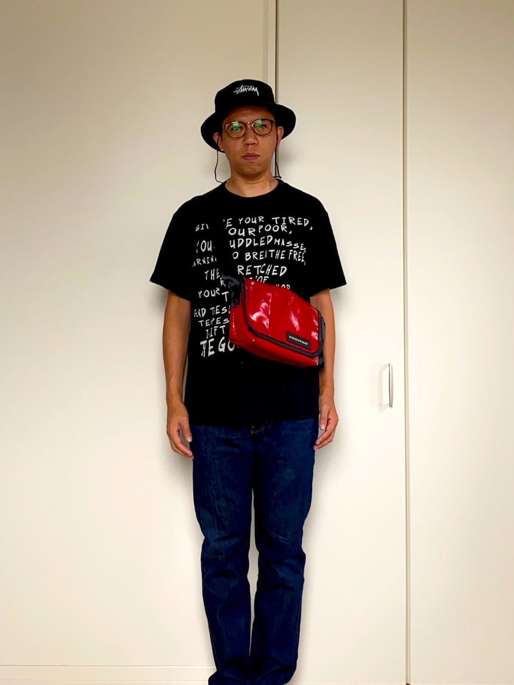 「ハット、めがね、Tシャツ、デニム」｜「STUSSYのアイテム（ハット、ブラック系）」を使った、mizsyさん（メンズ・172cm）の夏コーディネートの1枚目の写真