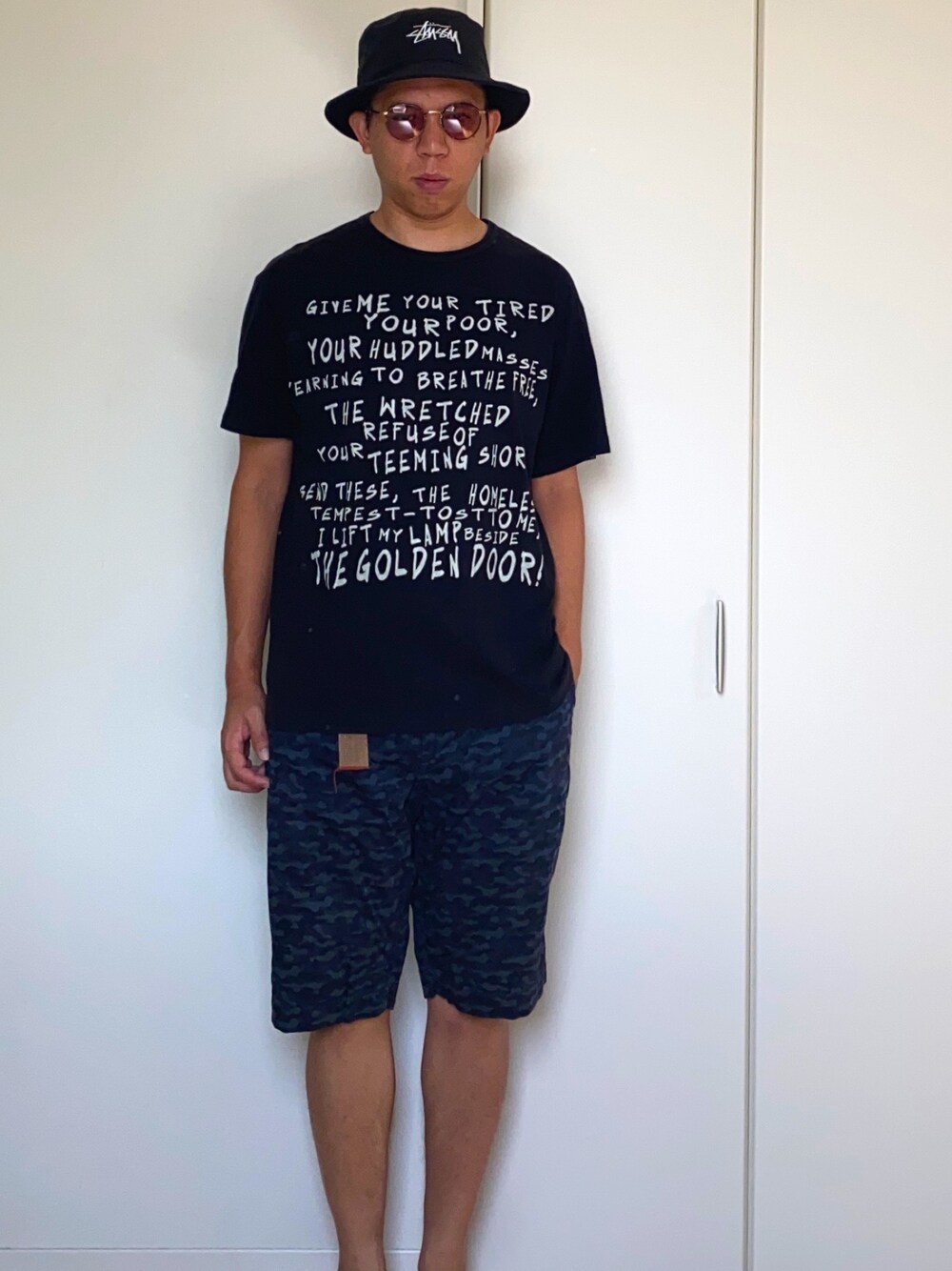 「ハット、バケットハット、カットソー、ショートパンツ、サングラス」｜「STUSSYのアイテム（ハット、ブラック系）」を使った、mizsyさん（メンズ・172cm）の秋コーディネートの1枚目の写真
