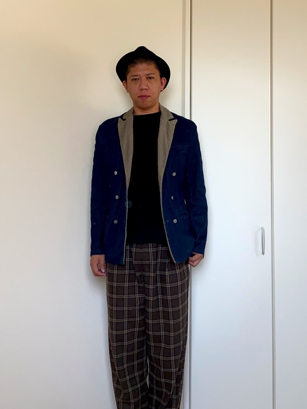 「帽子、ジャケット、ブラウンコーデ、チェックパンツ」｜「BEAMSのアイテム（ハット、ブラック系）」を使った、mizsyさん（メンズ・172cm）の秋コーディネートの1枚目の写真