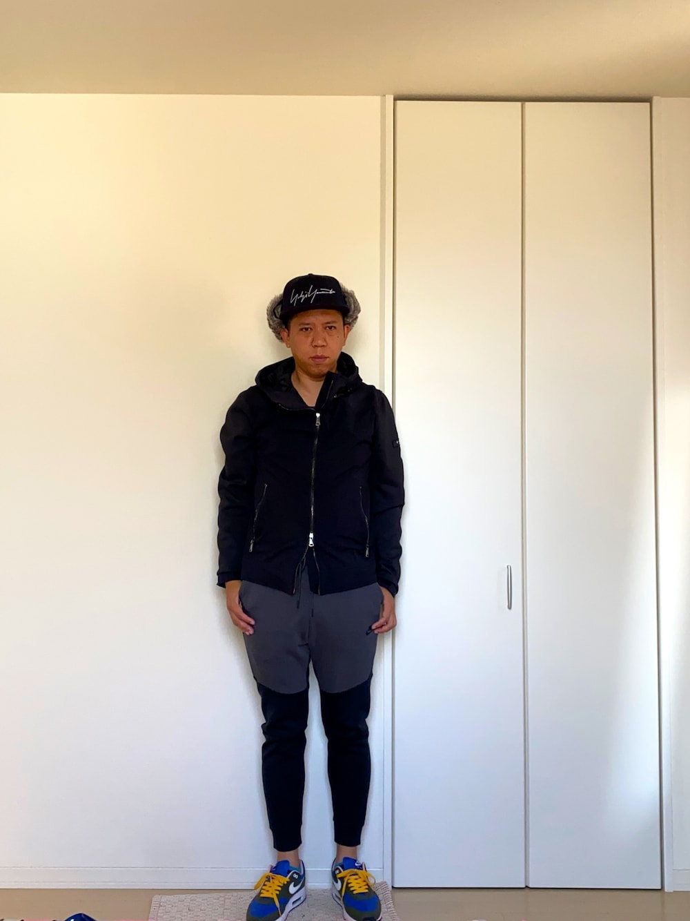 「スポーツミックス、スニーカー、キャップ、NIKE」｜「Yohji Yamamoto POUR HOMMEのニューエラのキャップはストリートで人気でずっと気になってたけど、38の私にはなかなか難しいアイテムでしたが、このヨージヤマモトが別注したアイテムはストリートとモードのバランスが素晴らしく、年齢を重ねた私でも被りやすいと思いました。（キャップ、ブルー系）」を使った、mizsyさん（メンズ・172cm）の秋コーディネートの1枚目の写真