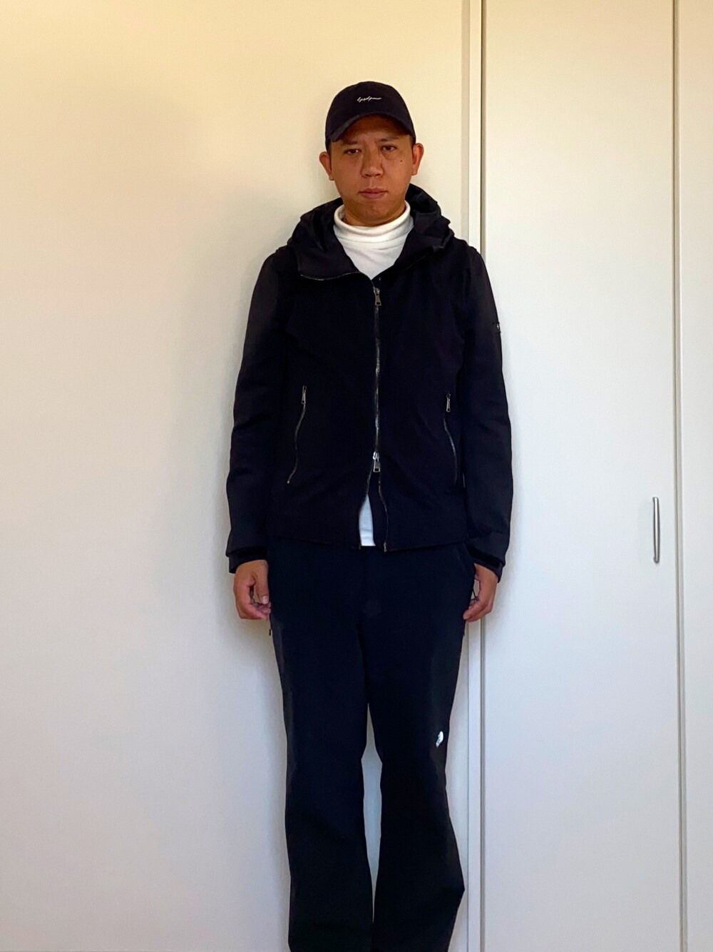 「キャップ、モノトーン、スポーツミックス」｜「Yohji Yamamoto POUR HOMMEのNEW ERA別注（キャップ、ブルー系）」を使った、mizsyさん（メンズ・172cm）の秋コーディネートの1枚目の写真