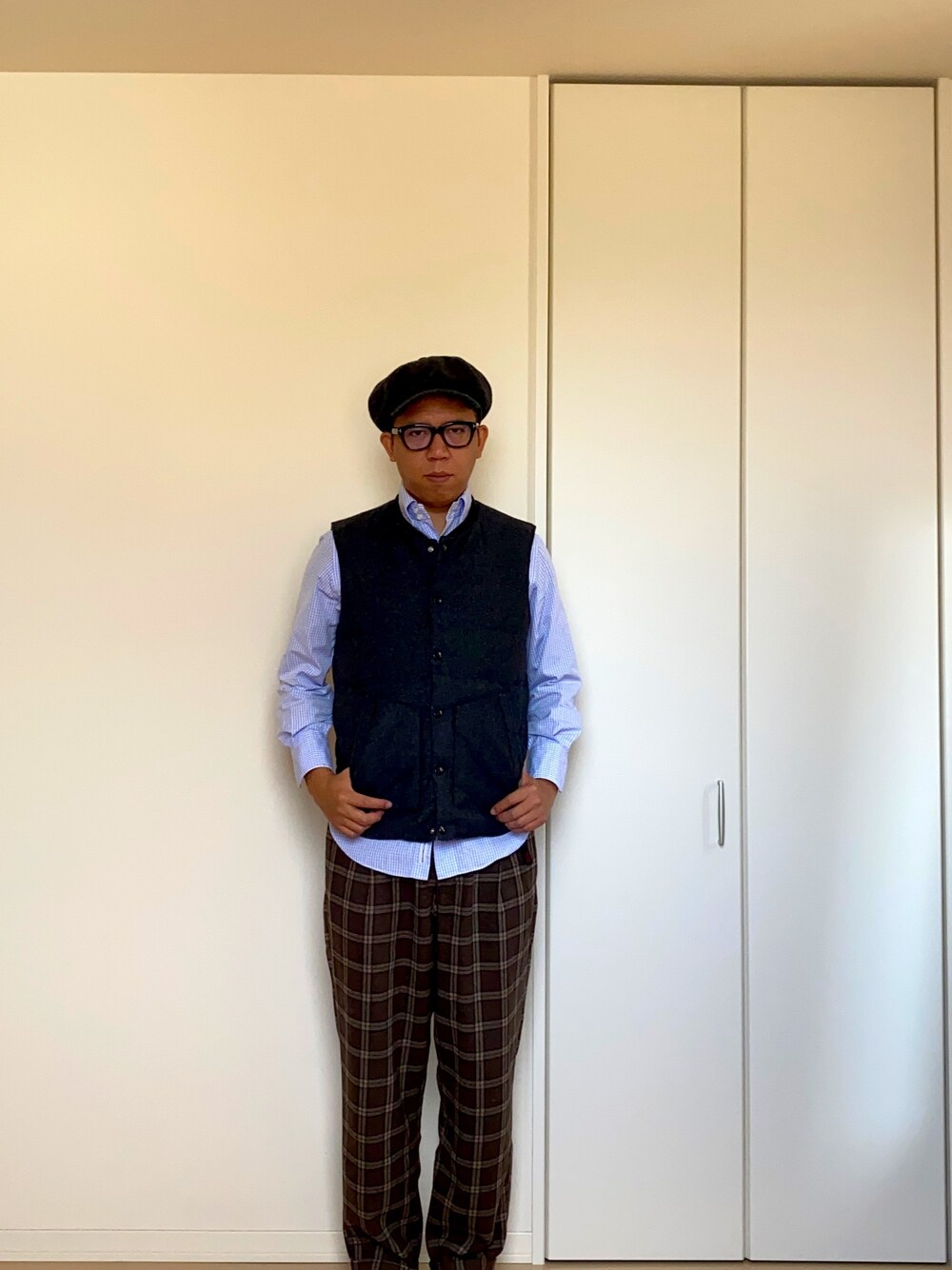 「帽子、キャスケット、めがね、チェック、ブラウン」｜「AKMのアイテム（ハンチング/ベレー帽、グレー系）」を使った、mizsyさん（メンズ・172cm）の秋コーディネートの1枚目の写真