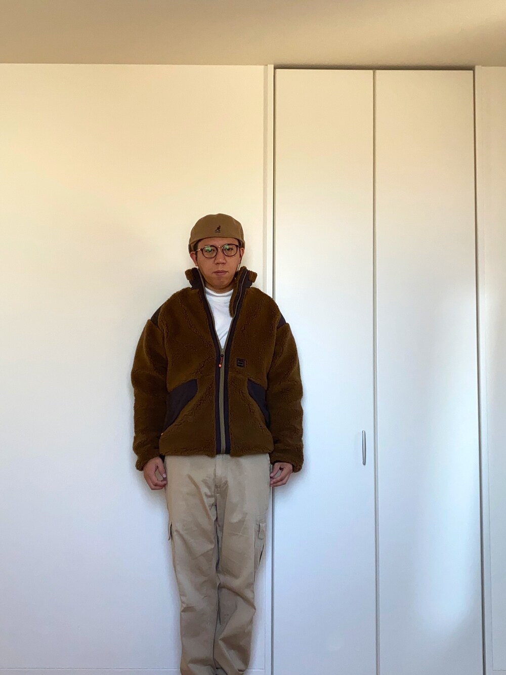 「帽子、ハンチング、めがね、帽子×メガネ、ブラウン、カーゴパンツ、ベージュ、タートルネック、おしゃれさんと繋がりたい」｜「KANGOLのアイテム（ハンチング/ベレー帽、ベージュ系）」を使った、mizsyさん（メンズ・172cm）の冬コーディネートの1枚目の写真