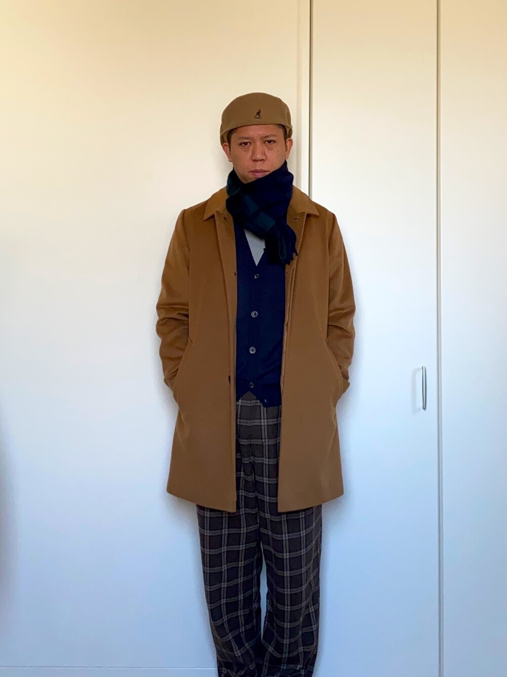 「帽子、ハンチング、カーディガン、コート、チェック、マフラー」｜「KANGOLのアイテム（ハンチング/ベレー帽、ベージュ系）」を使った、mizsyさん（メンズ・172cm）の冬コーディネートの1枚目の写真