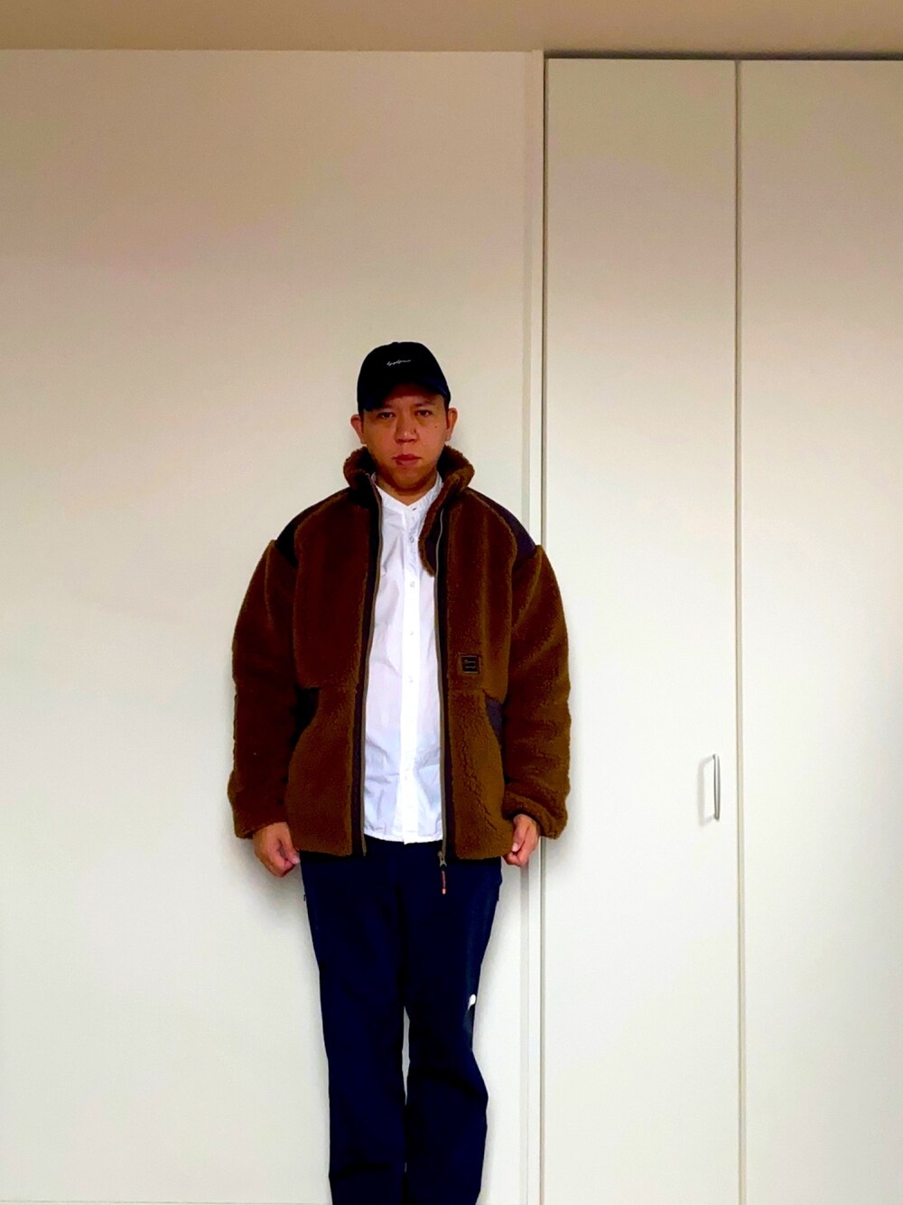 「ボアジャケット、もこもこ、白シャツ、キャップ、シンプル」｜「Yohji Yamamoto POUR HOMMEのNEW ERA別注（キャップ、ブルー系）」を使った、mizsyさん（メンズ・172cm）の冬コーディネートの1枚目の写真