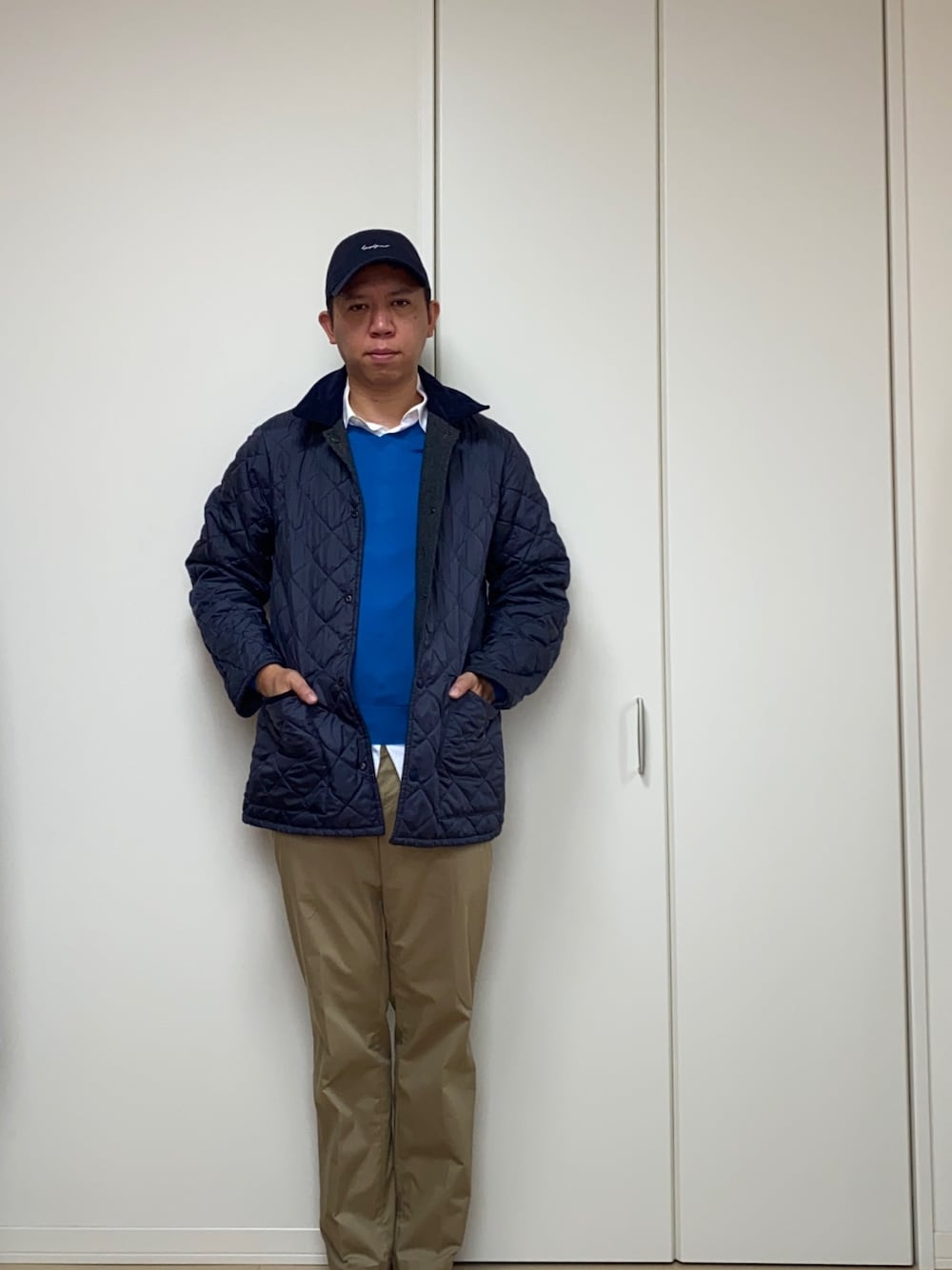 「キャップ、白シャツ、ニット、チノパン、キルティング」｜「Yohji Yamamoto POUR HOMMEのNEW ERA別注（キャップ、ブルー系）」を使った、mizsyさん（メンズ・172cm）の冬コーディネートの1枚目の写真