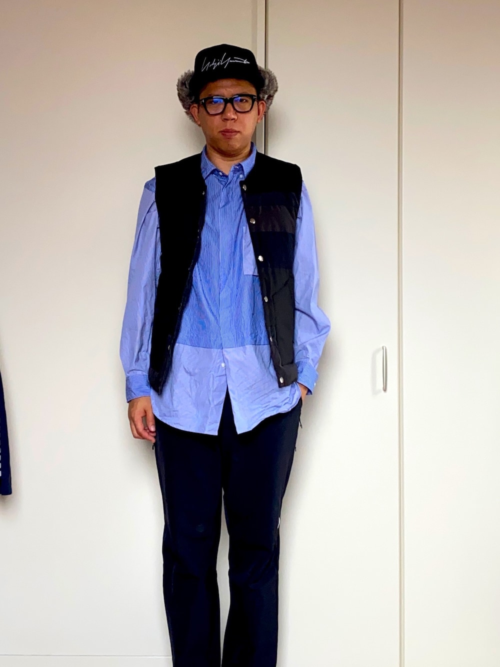 「帽子、キャップ、めがね、帽子×メガネ、メガネ男子、ダウンベスト、UNIQLO」｜「Yohji Yamamoto POUR HOMMEのニューエラのキャップはストリートで人気でずっと気になってたけど、38の私にはなかなか難しいアイテムでしたが、このヨージヤマモトが別注したアイテムはストリートとモードのバランスが素晴らしく、年齢を重ねた私でも被りやすいと思いました。（キャップ、ブルー系）」を使った、mizsyさん（メンズ・172cm）の冬コーディネートの1枚目の写真