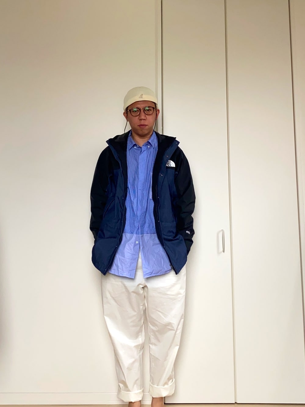 「休日スタイル、春、きれいめカジュアル、UNIQLO、帽子、めがね、マウンテンパーカー」｜「KANGOLのアイテム（ハンチング/ベレー帽、ホワイト系）」を使った、mizsyさん（メンズ・172cm）の春コーディネートの1枚目の写真