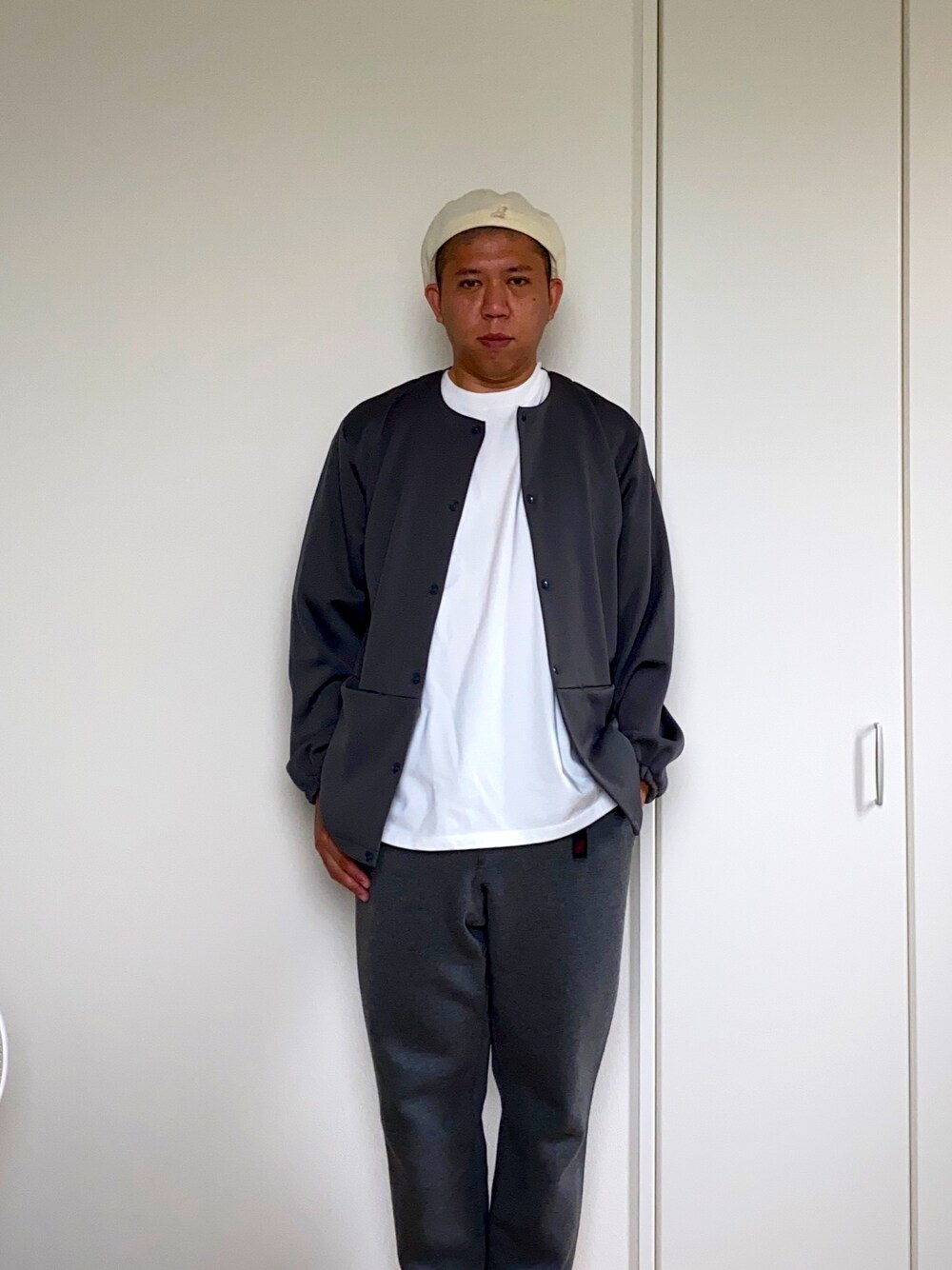 「帽子、ハンティングキャップ、コーチジャケット、シンプル、モノトーン」｜「KANGOLのアイテム（ハンチング/ベレー帽、ホワイト系）」を使った、mizsyさん（メンズ・172cm）の春コーディネートの1枚目の写真