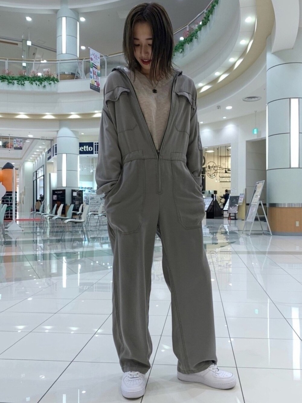 「ストリート、スナップ」｜「Right-onのアイテム（ニット/セーター、ホワイト系）」を使った、わ か つ き  し お んさん（レディース・162cm）の秋コーディネートの1枚目の写真