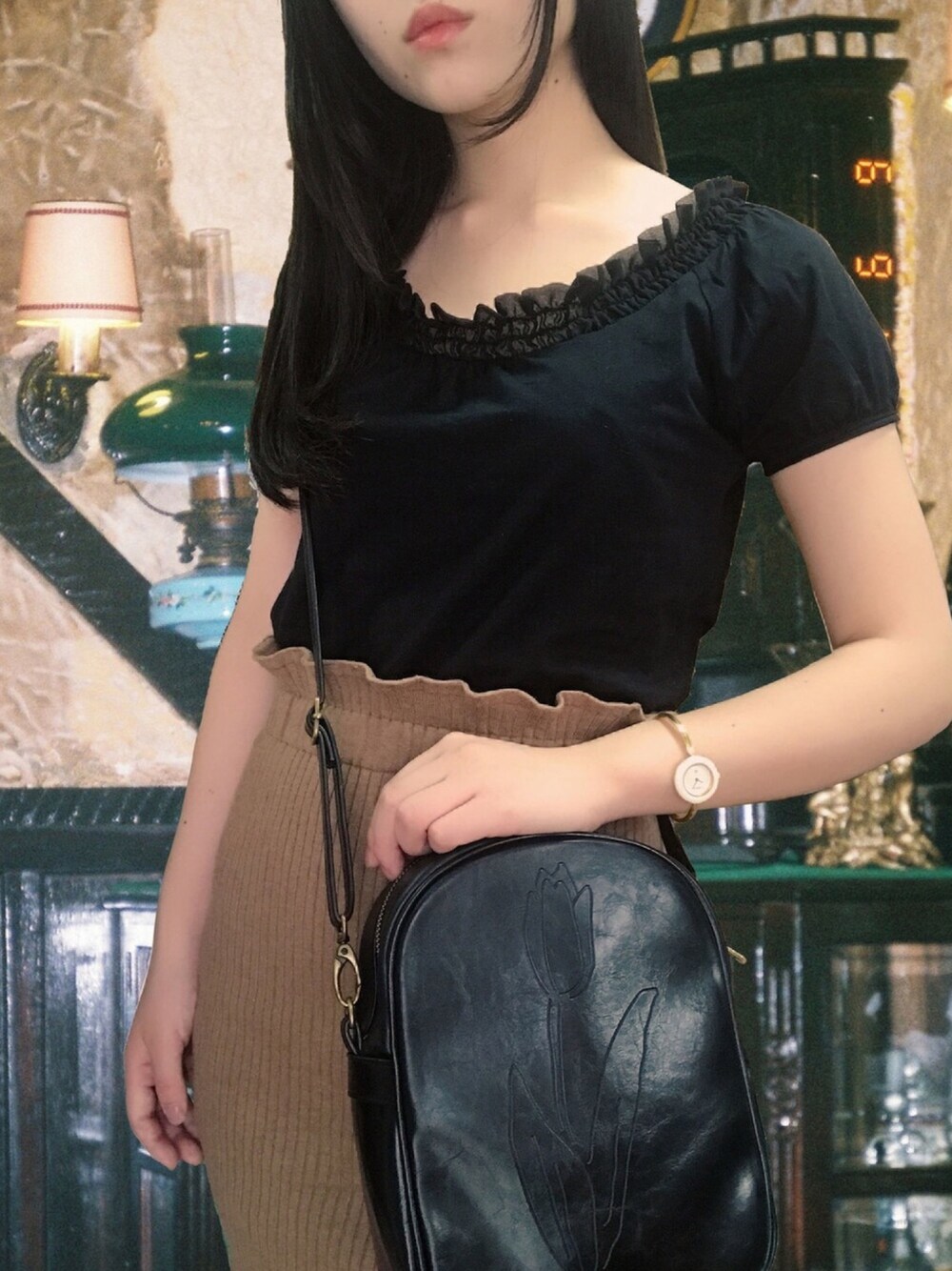 「古着、ショルダーバッグ、Tシャツ、ガーリー、GUCCI、ニットスカート」｜「martiniqueのアイテム（Tシャツ/カットソー、ブラック系）」を使った、sapieさん（レディース・162cm）の春コーディネートの1枚目の写真