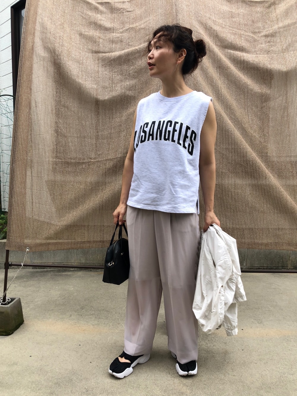 「シアーパンツ、シアー、夏コーデ、スウェット、ノースリーブ、ロゴスウェット、アクアリフト」｜「via jのvia j(ヴィアジェイ) "LA"ロゴタンクトップ（タンクトップ、グレー系）」を使った、hoho𓆸さん（レディース・154cm）の夏コーディネートの1枚目の写真