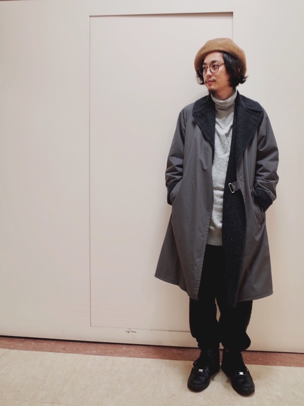 「コート、ベレー帽」｜「WYATTのアイテム（ハンチング/ベレー帽、ブラウン系）」を使った、チョカオさん（メンズ・170cm）の冬コーディネートの1枚目の写真