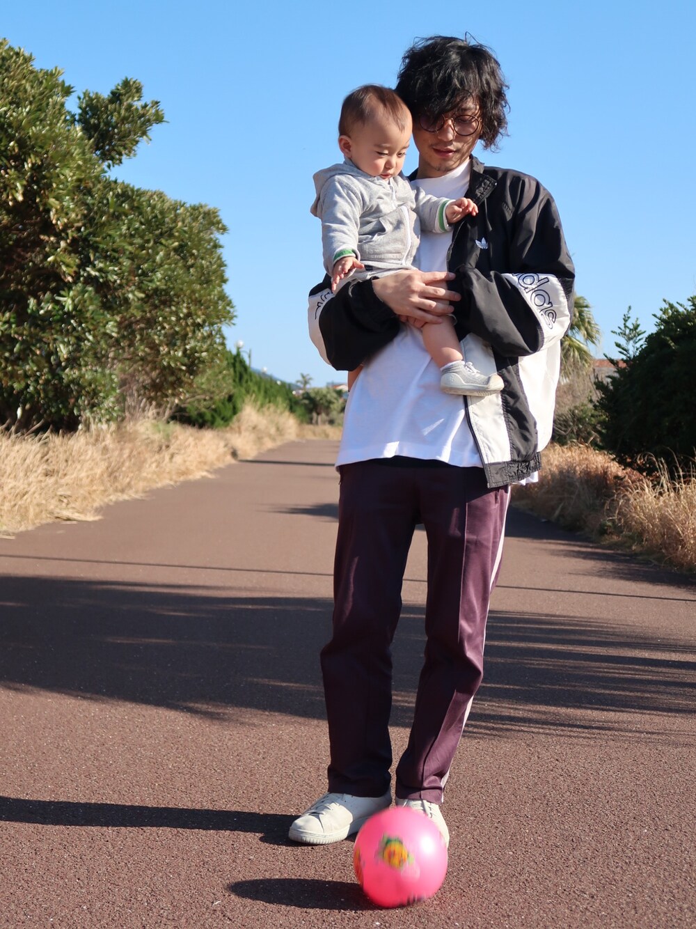 「adidas、アディダス、 アディマウス」｜「URUのアイテム（その他パンツ、レッド系）」を使った、チョカオさん（メンズ・170cm）の春コーディネートの1枚目の写真