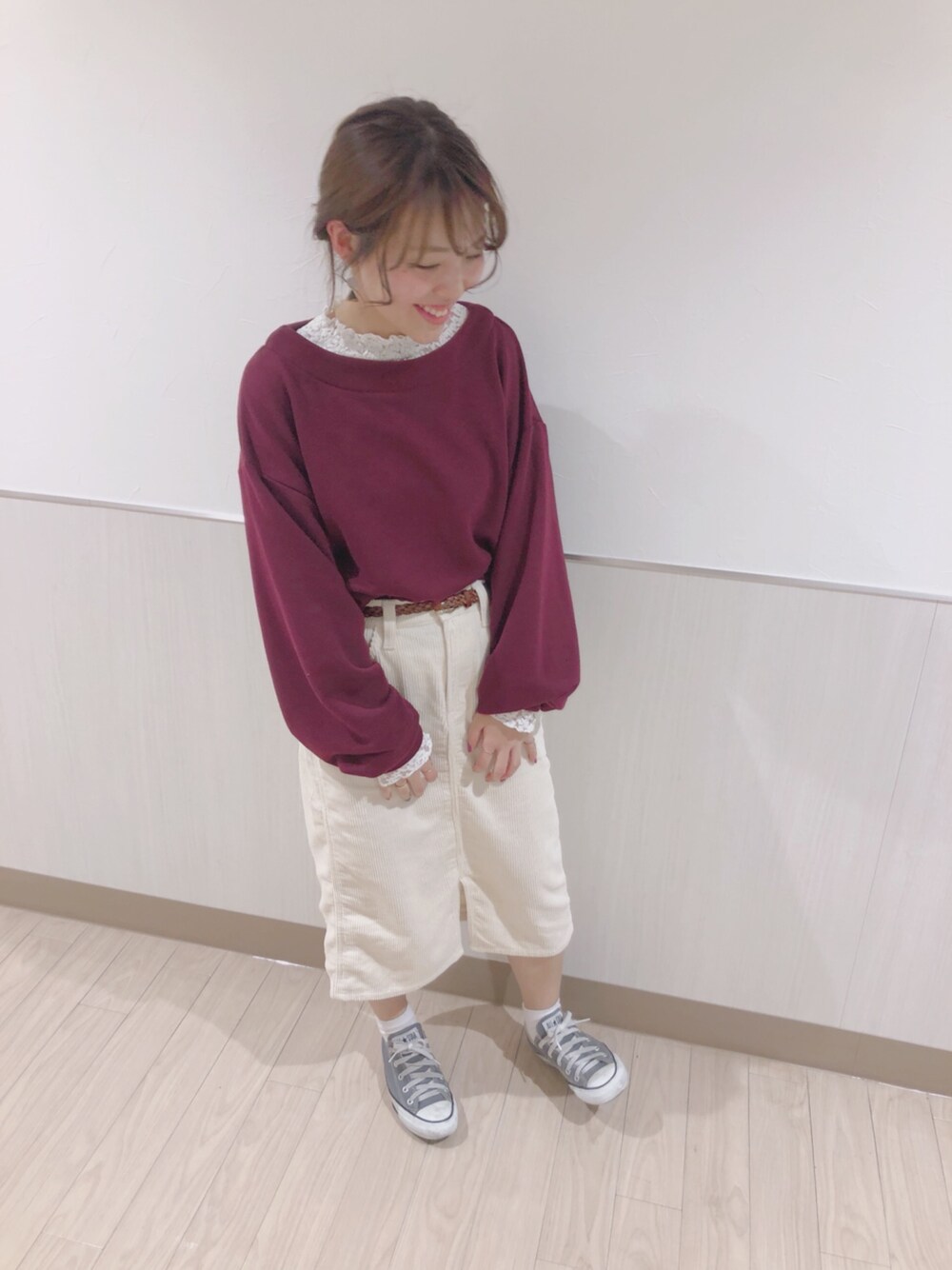 「コーデュロイ、タイトスカート、トレーナー、ボルドー、メチャカリ、Green Parks、今日のコーデ、秋のコーデ、低身長」｜「Green　Parksの・ボリュームスリーブウラケプルオーバー（Tシャツ/カットソー、レッド系）」を使った、なぽんさん（レディース・151cm）の秋コーディネートの1枚目の写真