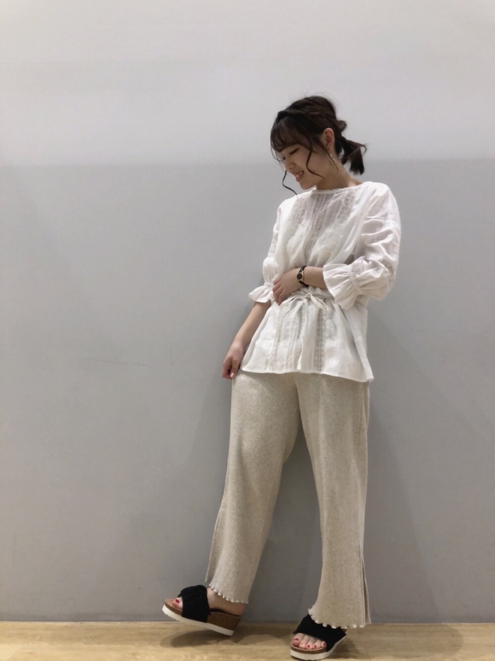 「チュニック、リブパンツ、今日のコーデ、earth music&ecology、ORiental TRaffic(ORiental TRaffic)、シンプル、カジュアル、低身長」｜「earth music&ecologyのフロントレースチュニックブラウス（チュニック、ホワイト系）」を使った、なぽんさん（レディース・150cm）の春コーディネートの1枚目の写真