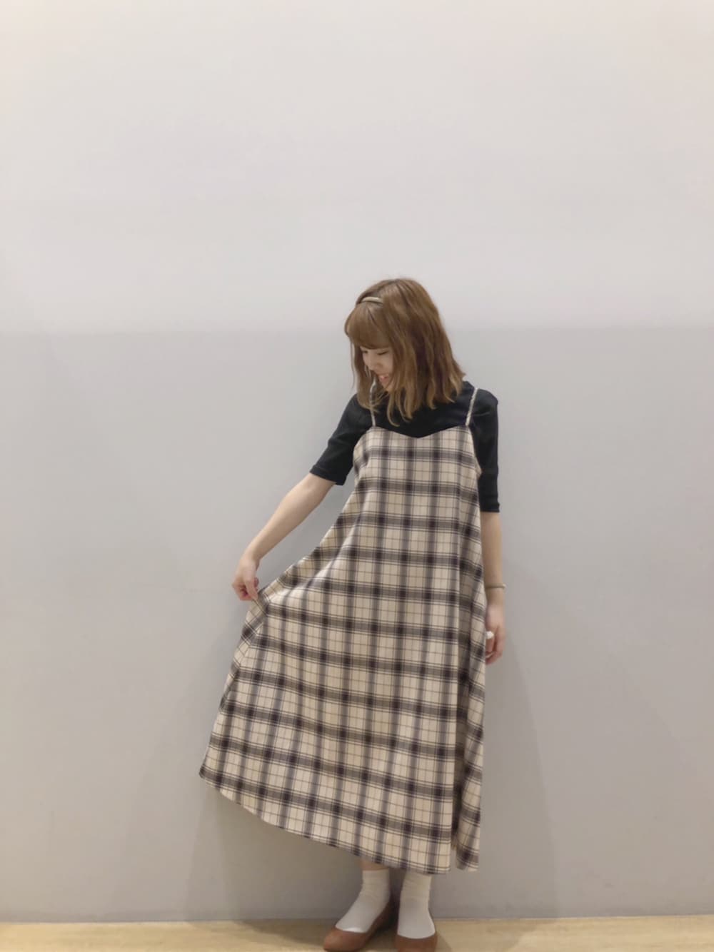 「ワンピース、セットアイテム、ベージュ、秋のコーデ、秋色、ラクチンコーデ、時短アイテム、低身長、earth music&ecology」｜「earth music&ecologyのSET2点キャミワンピース+テレコプルオーバー（ワンピース、ベージュ系）」を使った、なぽんさん（レディース・150cm）の夏コーディネートの1枚目の写真