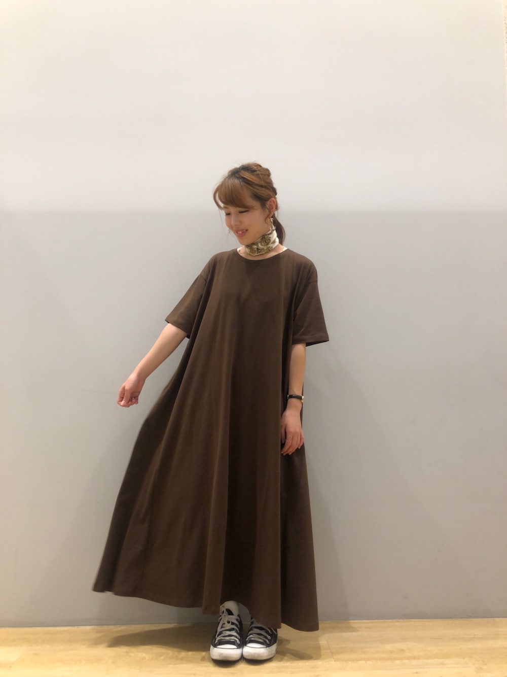 「ワンピース、スカーフ、ワンピース×スニーカー、ブラウンコーデ、ラクチンコーデ、earth music&ecology、低身長、150cm」｜「earth music&ecologyの8col オーガニックコットン5分袖フレアワンピース（ワンピース、ブラウン系）」を使った、なぽんさん（レディース・150cm）の夏コーディネートの1枚目の写真