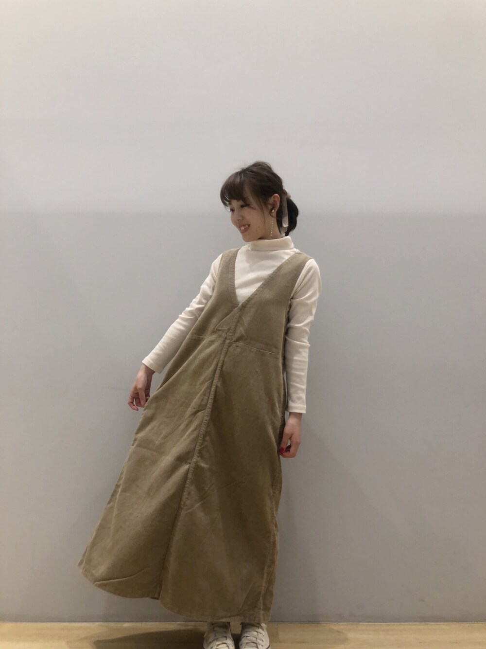 「コーデュロイ、ジャンパースカート、シンプルコーデ、スニーカー、ポニーテール、earth music&ecology、低身長」｜「earth music&ecologyのCOTTON USAコーデュロイ(ジャンスカ)（ジャンパースカート、ベージュ系）」を使った、なぽんさん（レディース・150cm）の秋コーディネートの1枚目の写真