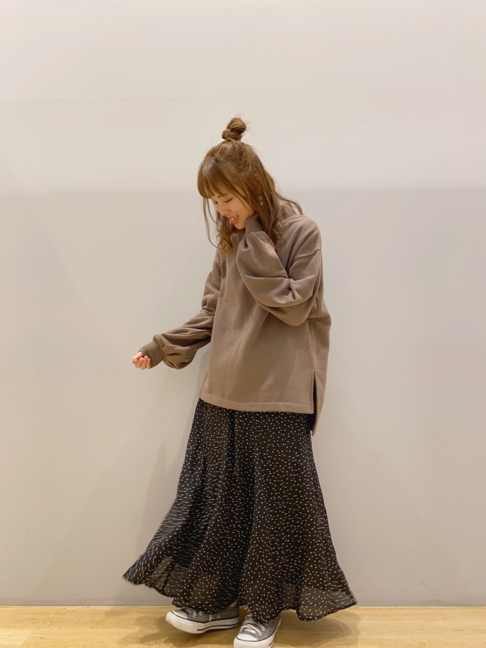 「スウェット、モックネック、モカ、スカート、フレアスカート、スニーカーコーデ、earth music&ecology、低身長、150cm」｜「earth music&ecologyの裏起毛モックネックチュニック ●＊（Tシャツ/カットソー、ブラウン系）」を使った、なぽんさん（レディース・150cm）の冬コーディネートの1枚目の写真