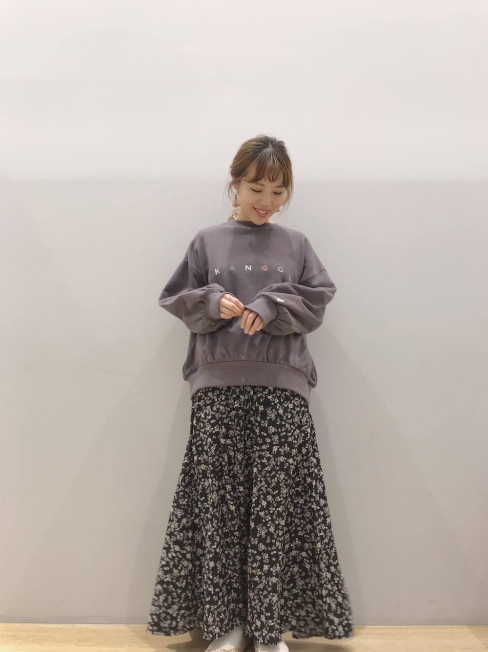 「earth music&ecology、KANGOL、スウェット、低身長コーデ、バレエシューズ、春コーデ、150cm」｜「earth music&ecologyの【先行予約】KANGOL×earthスウェットプルオーバ-（トップス、グレー系）」を使った、なぽんさん（レディース・150cm）の冬コーディネートの1枚目の写真