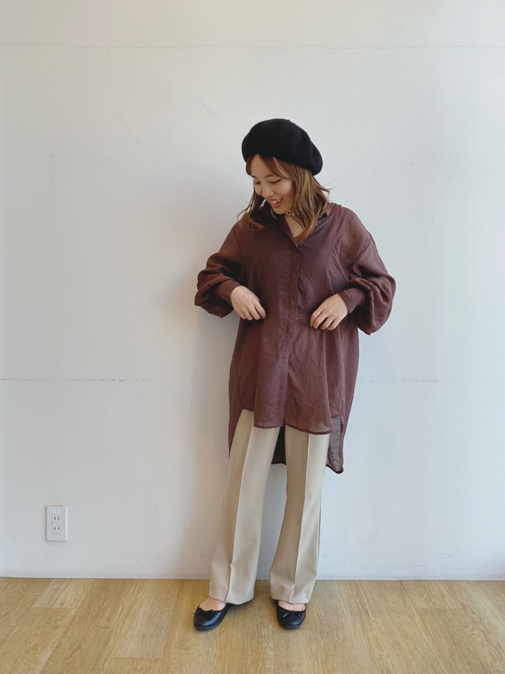 「秋のコーデ、秋服、ootd、低身長、着回しコーデ、シンプル、ブラウンコーデ、フレアパンツ、earth music&ecology、シアーシャツ」｜「earth music&ecologyのシアーバンドカラーチュニック　＊（シャツ/ブラウス、ブラウン系）」を使った、なぽんさん（レディース・150cm）の秋コーディネートの1枚目の写真