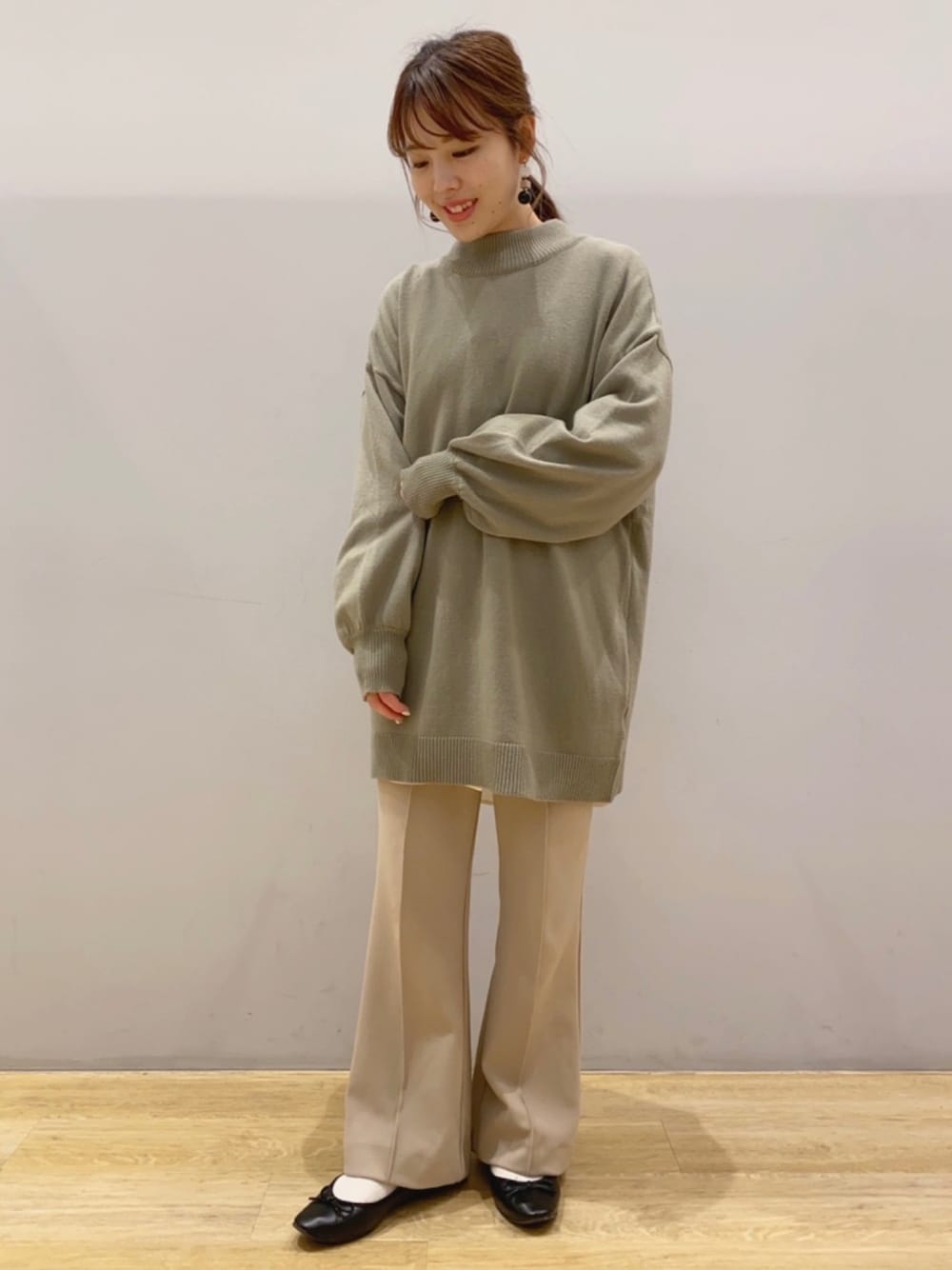 「年末WEAR感謝祭、秋冬コーデ、くすみカラー、レイヤードスタイル、earth music&ecology、低身長、150cm、カジュアルコーデ」｜「earth music&ecologyのバックレースアップニットチュニック　＊（ニット/セーター、グリーン系）」を使った、なぽんさん（レディース・150cm）の冬コーディネートの1枚目の写真