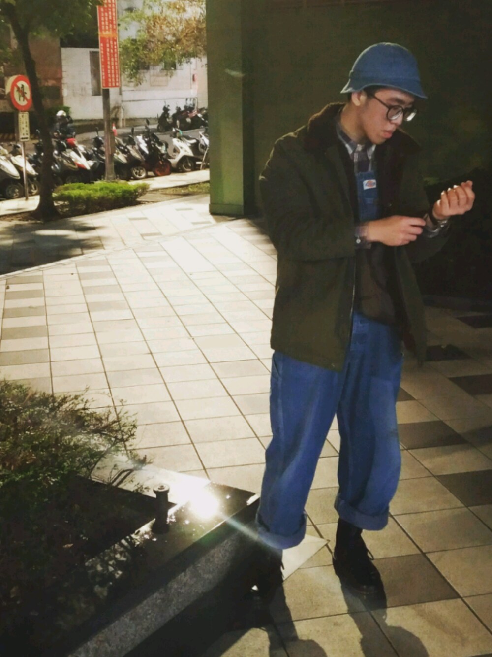 「VINTAGEのアイテム（帽子、ブルー系）」を使った、Michael Hsuさん（メンズ・170cm）の春コーディネートの1枚目の写真