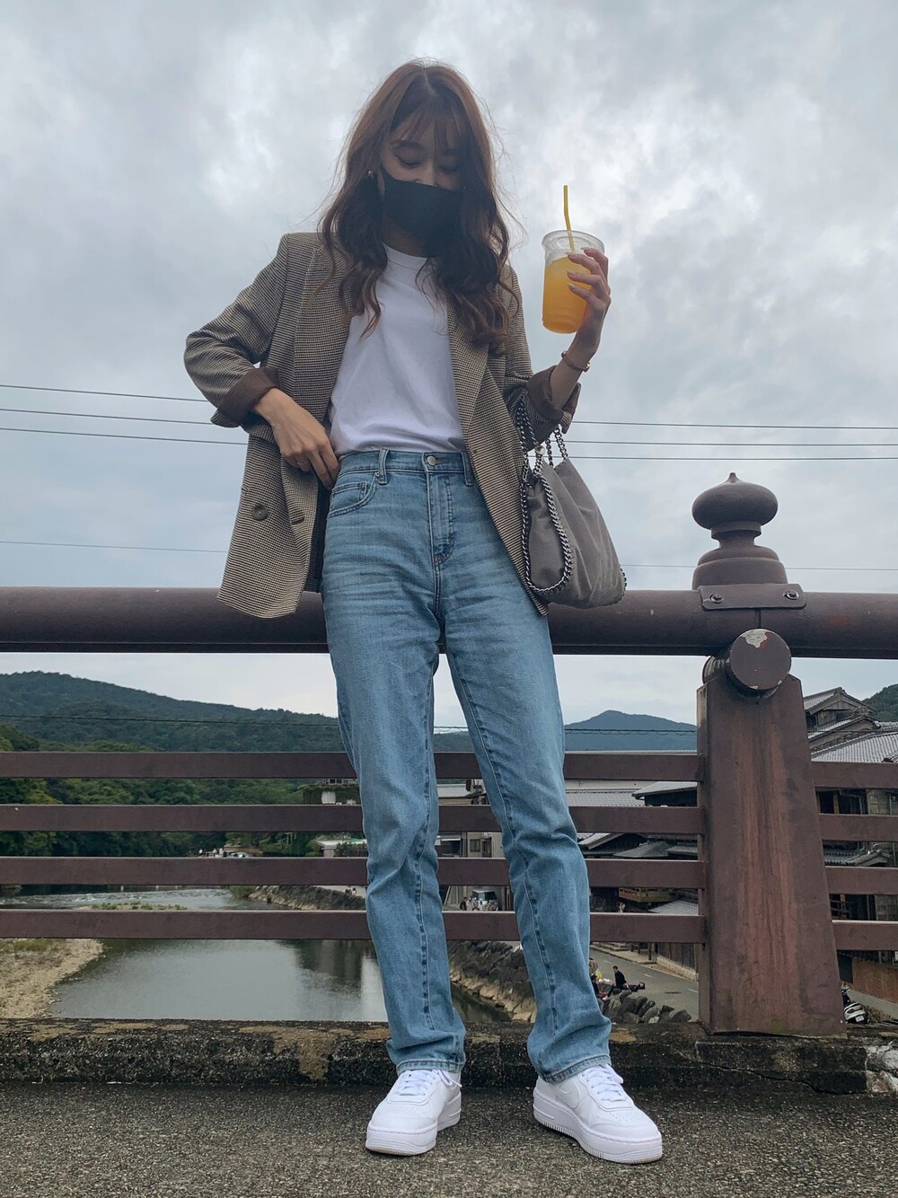 「秋のコーデ、秋服、シンプル、今日のコーデ、ootd、白スニーカー、ブラウンコーデ、デニム、スニーカーコーデ、大人コーデ」｜「FREE'S MARTの◆ダブルブレストルーズジャケット（テーラードジャケット、ベージュ系）」を使った、freesnatsukiさん（レディース・167cm）の秋コーディネートの1枚目の写真