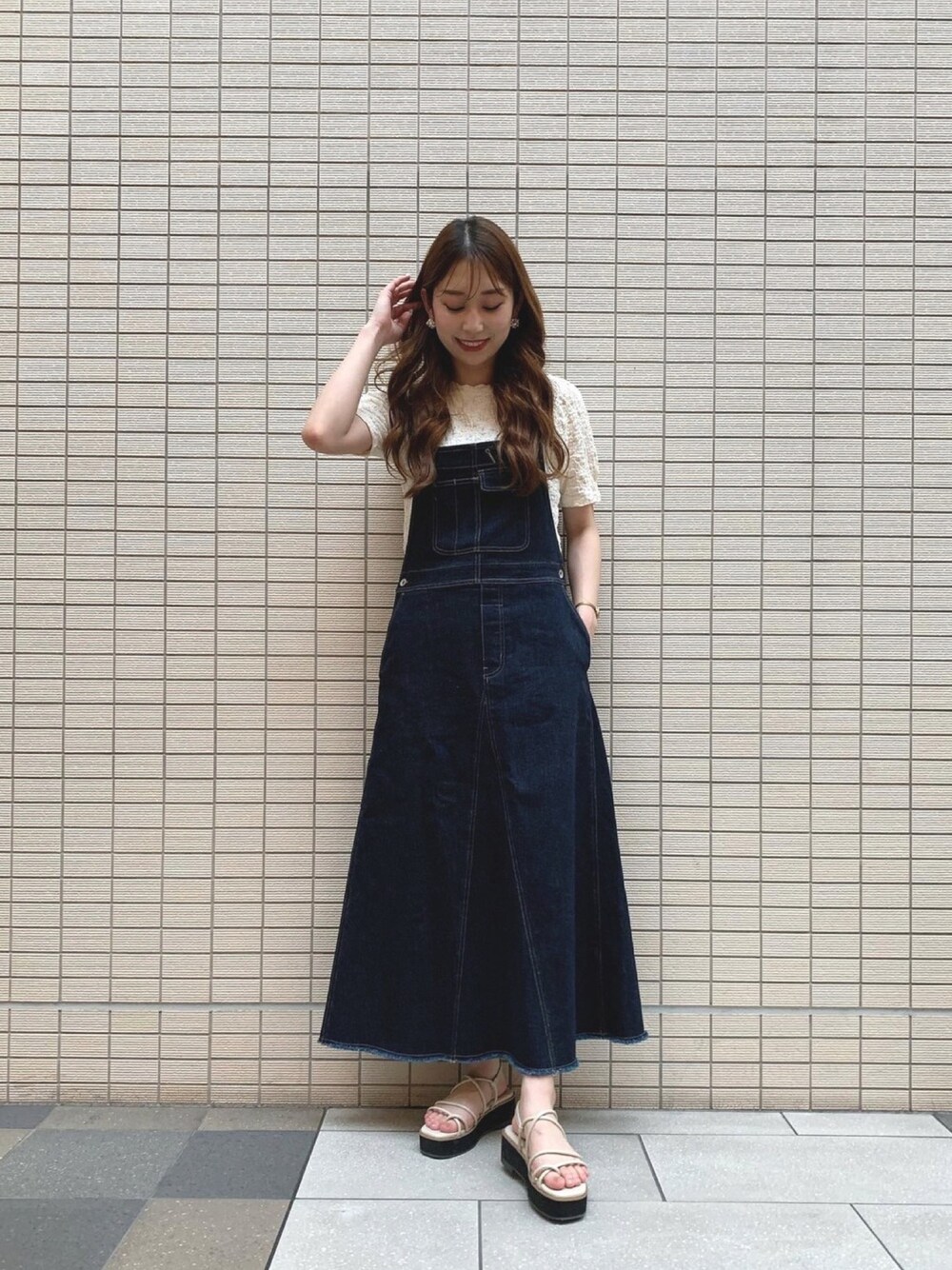 「マルチサイズ、フリーズマート(FREE'S MART)、ジャンパースカート、デニム、サンダル、高身長女子、高身長コーデ、夏コーデ、厚底サンダル」｜「FREE'S MARTのワークジャンパースカート（ジャンパースカート、ホワイト系）」を使った、freesnatsukiさん（レディース・167cm）の夏コーディネートの1枚目の写真