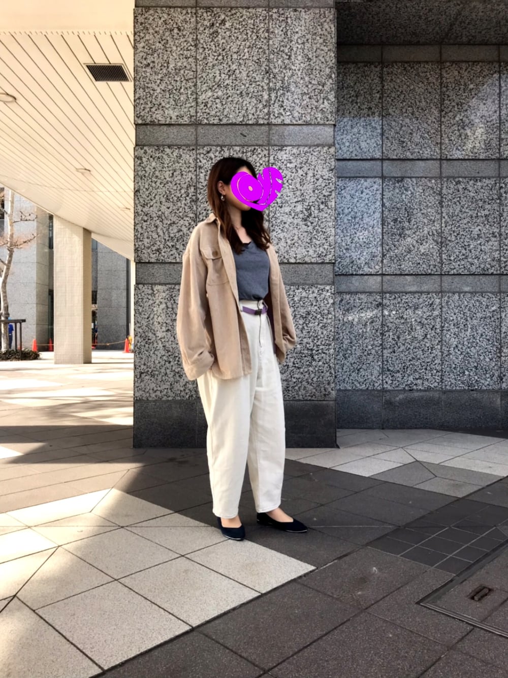 「シンプルコーデ、秋のコーデ、大人カジュアル、ラクチンコーデ、コーデュロイ、白パンツ、ベージュ、ゆるコーデ、秋コーデ、秋色」｜「TODAYFULのコーデュロイシャツ（シャツ/ブラウス、ベージュ系）」を使った、Ayn_1D*さん（レディース・164cm）の秋コーディネートの1枚目の写真