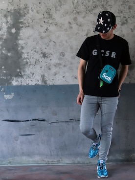 ボディバッグ ウエストポーチを使った 差し色 青 のメンズ人気ファッションコーディネート Wear