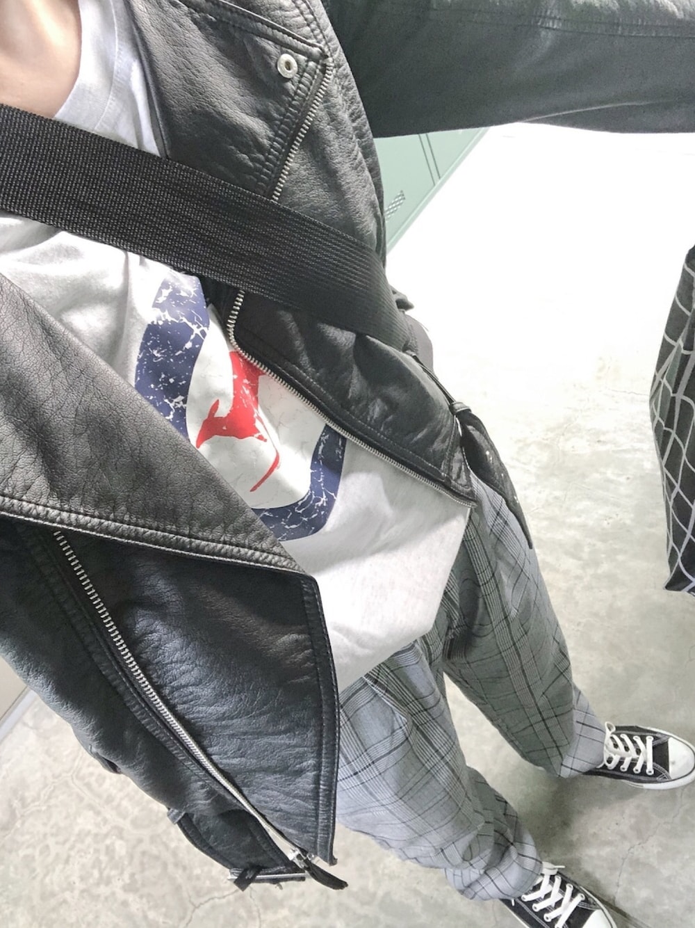 「Australia、ライダースジャケット、チェック、ALWAYS GOOD TIME、H&M、converse、テーパードパンツ」｜「ALWAYS GOOD TIMEのチェックワイドテーパードパンツ（スラックス、グレー系）」を使った、nさん（レディース・167cm）の秋コーディネートの1枚目の写真