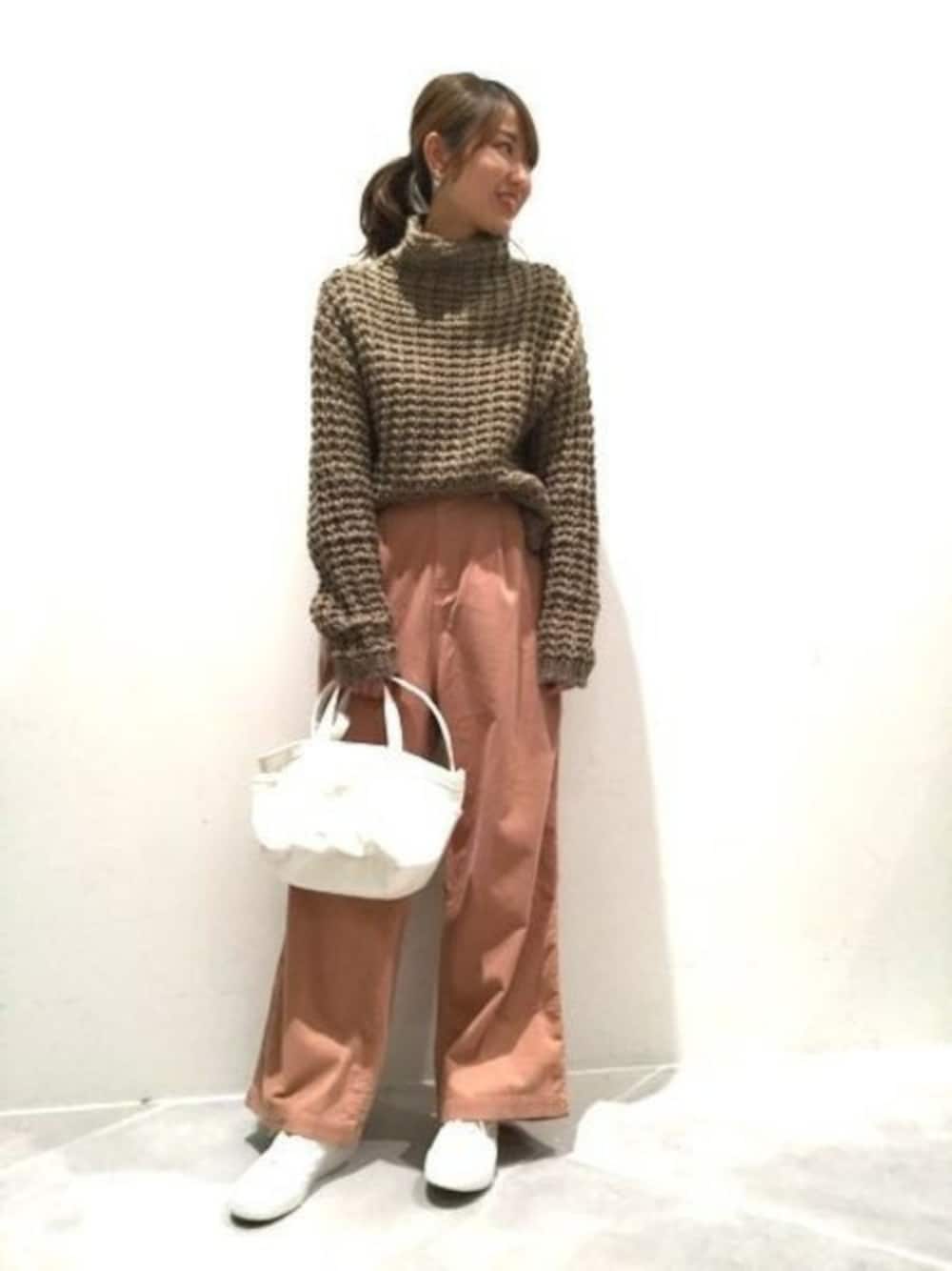 「ビッグシルエット、カジュアル、大人カジュアル、コーデュロイパンツ、パンツスタイル、ワッフル、撥水加工、カジュアルコーデ、LAKOLE、ラコレ」｜「LAKOLEのBIGワッフルニットプルオーバー / LAKOLE（ニット/セーター、イエロー系）」を使った、LAKOLE WOMENSさん（レディース・167cm）の冬コーディネートの1枚目の写真