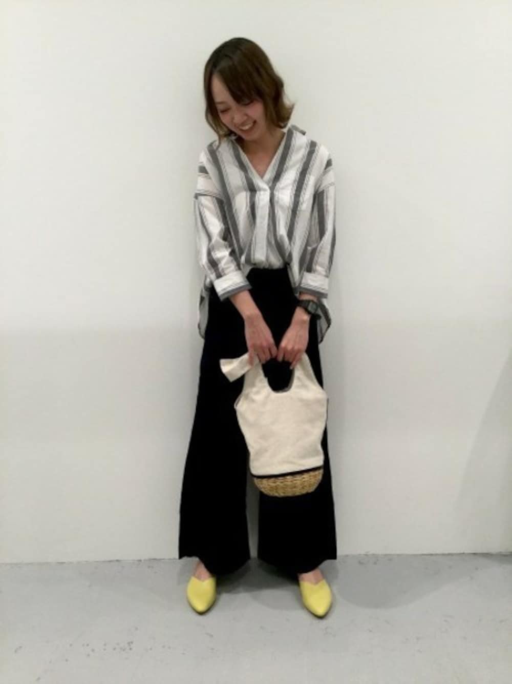 「カジュアル、シャツ、チノパン、大人カジュアル、ストライプシャツ、パンツスタイル、シャツスタイル、撥水加工、LAKOLE、ラコレ」｜「LAKOLEのポップオーバーストライプシャツ / LAKOLE（シャツ/ブラウス、ホワイト系）」を使った、LAKOLE WOMENSさん（レディース・160cm）の春コーディネートの1枚目の写真