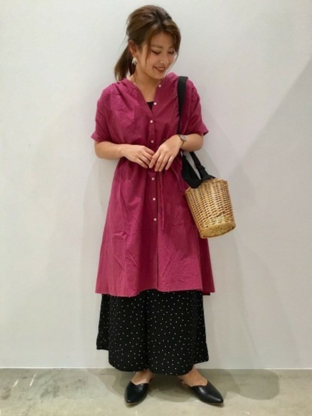 「ワンピース、トレンド、大人カジュアル、シャツワンピ、かごバッグ、ドットパンツ、カジュアルコーデ、コットンワンピース、LAKOLE、ラコレ」｜「LAKOLEのコットンボイルギャザーワンピース / LAKOLE（ワンピース、レッド系）」を使った、LAKOLE WOMENSさん（レディース・156cm）の夏コーディネートの1枚目の写真