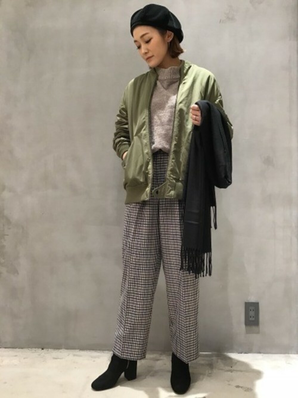 「チェック、ミリタリー、ストール、MA-1、タックパンツ、モックネック、BIGシルエット、モールニット、LAKOLE、ラコレ」｜「LAKOLEのモールヤーンモックネックニット / LAKOLE（ニット/セーター、グレー系）」を使った、LAKOLE WOMENSさん（レディース・155cm）の秋コーディネートの1枚目の写真