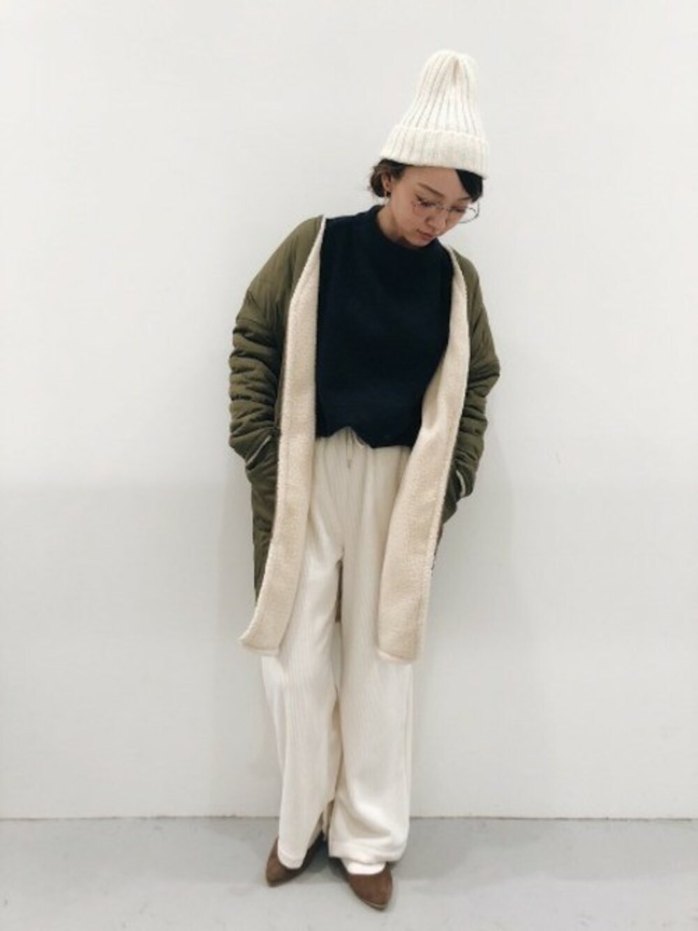 「ニット、ニット帽、冬コーデ、イージーパンツ、オフホワイト、リバーシブルコート、フラットパンプス、モックネック、LAKOLE、ラコレ」｜「LAKOLEの【マルチウェイ】ボアVネックリバーシブルコート / LAKOLE（その他アウター、ベージュ系）」を使った、LAKOLE WOMENSさん（レディース・160cm）の秋コーディネートの1枚目の写真