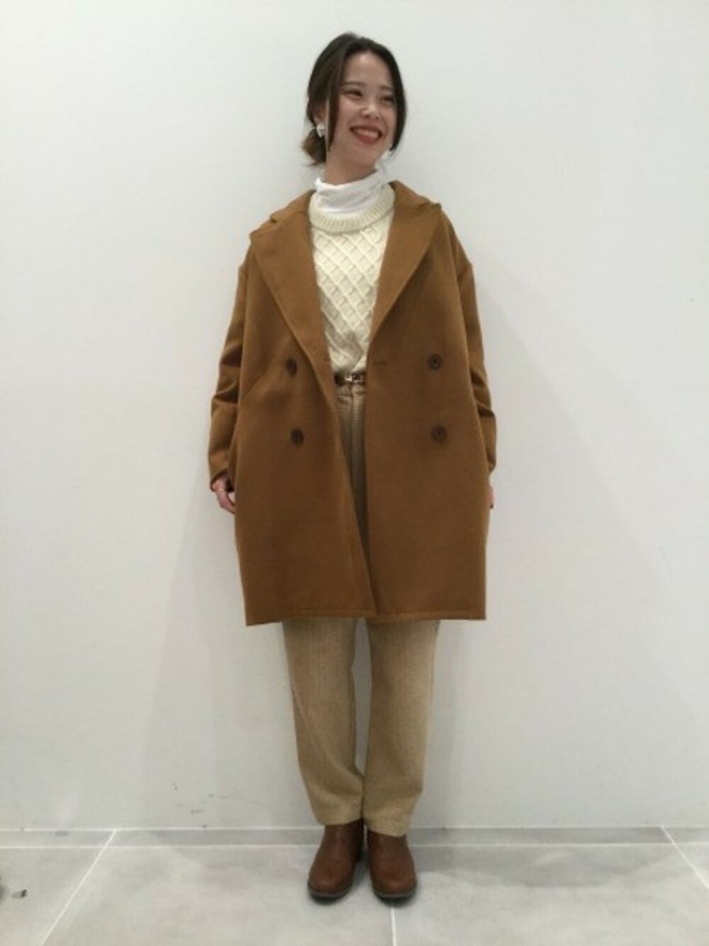 「テーパードパンツ、クルーネックニット、ワントーンコーデ、ショートブーツ、タートルネック、オーバーサイズ、オフホワイト、細ベルト、LAKOLE、ラコレ」｜「LAKOLEのバッククロスベルトブーツ / LAKOLE（ブーツ、ブラウン系）」を使った、LAKOLE WOMENSさん（レディース・160cm）の秋コーディネートの1枚目の写真