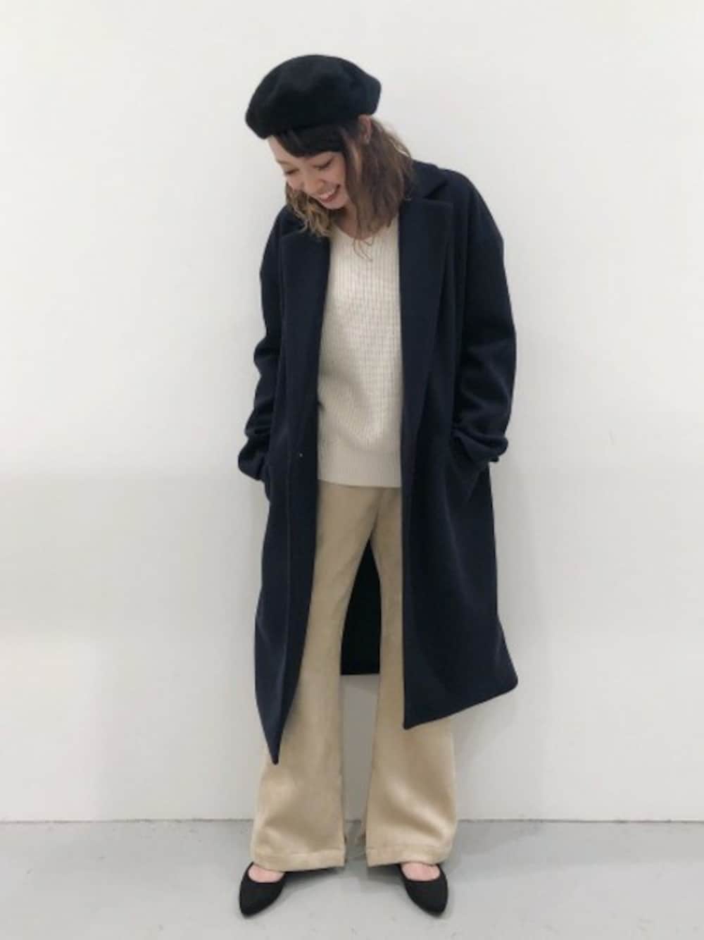 「パンプス、ベレー帽、大人カジュアル、ドルマンニット、パンツスタイル、フレアパンツ、フェイクスエード、ロング丈コート、LAKOLE、ラコレ」｜「LAKOLEのフロントワンボタンコート / LAKOLE（チェスターコート、ブルー系）」を使った、LAKOLE WOMENSさん（レディース・160cm）の冬コーディネートの1枚目の写真